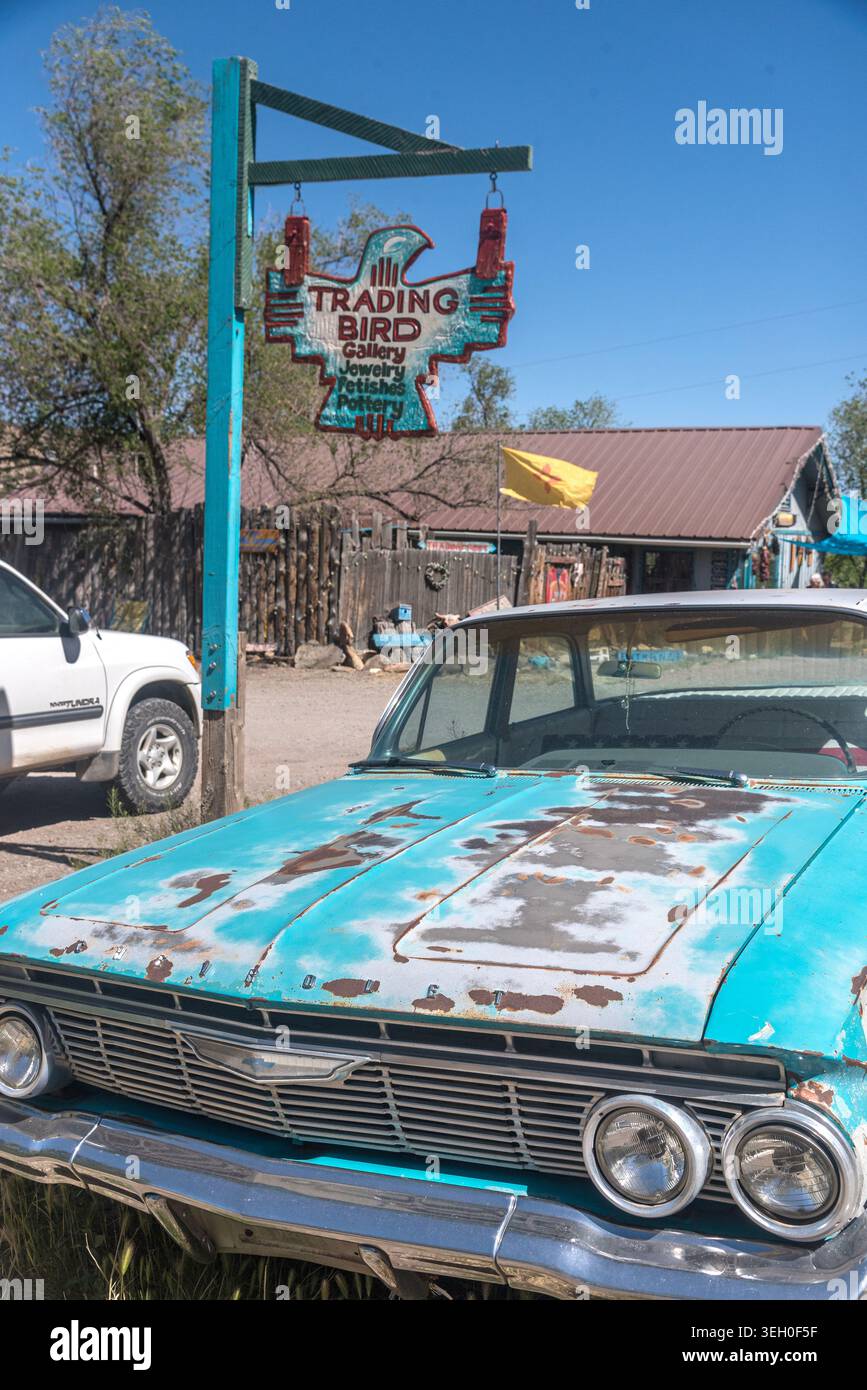 Altes Auto vor dem Shoping Place. Madrid, New Mexico, USA Stockfoto