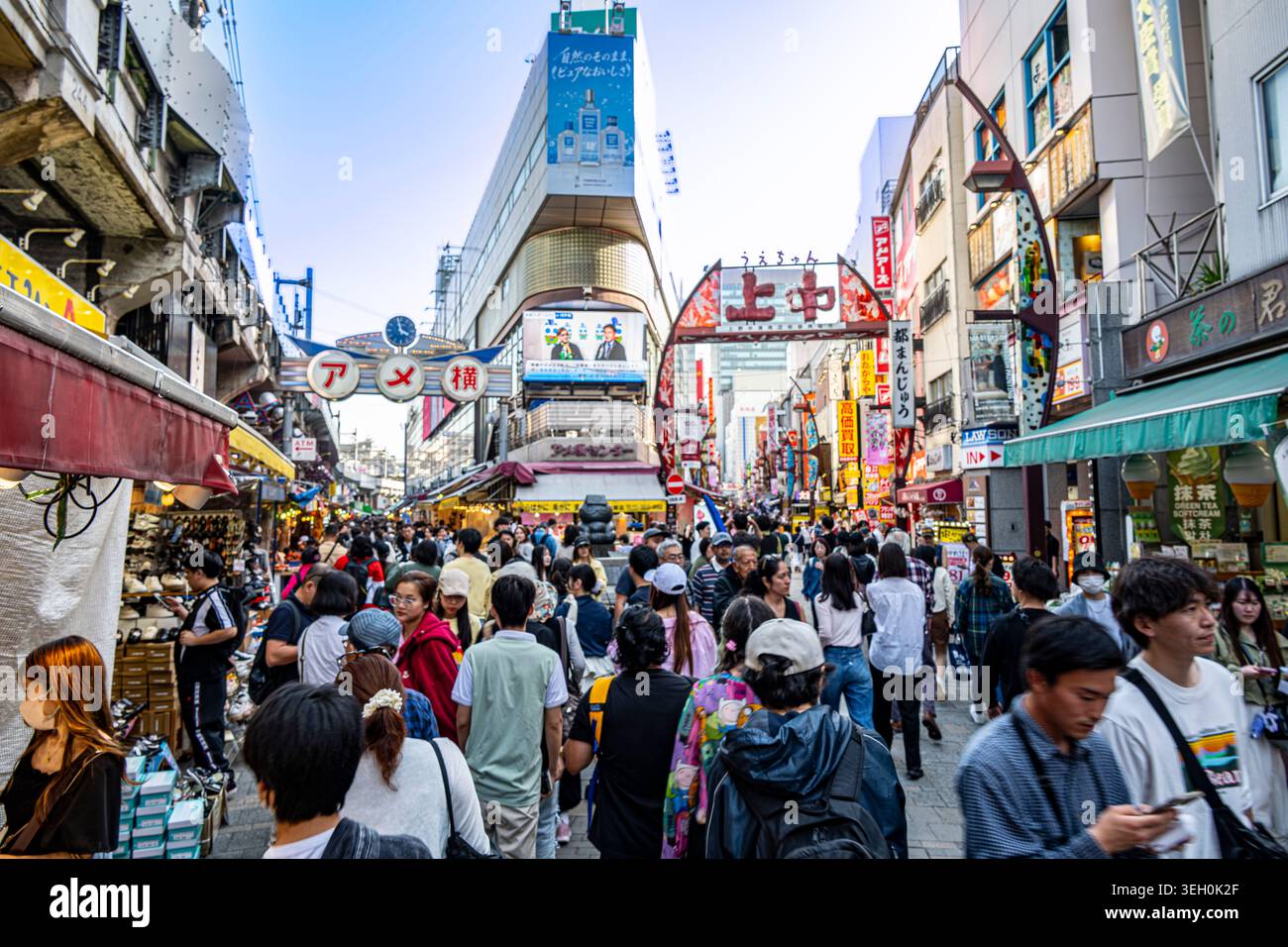 Die geschäftigen Marktstraßen von Ameya Yokocho in der Nähe des Bahnhofs Ueno in Tokio Stockfoto