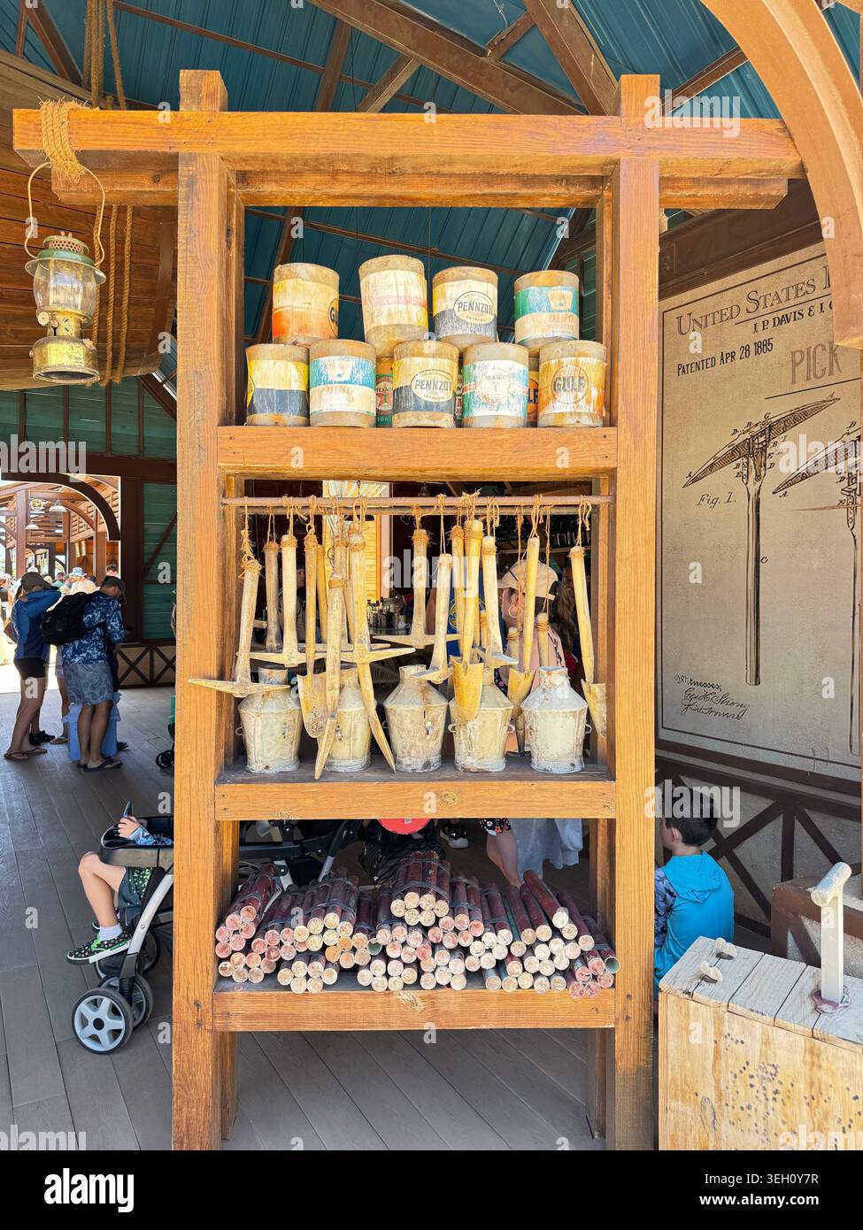 Holzregal gefüllt mit handgefertigten Keramikbechern und Töpferwaren-Souvenirs in einem Markt oder Souvenirladen im Freien. - Smartphone-aufgenommenes Stockfoto