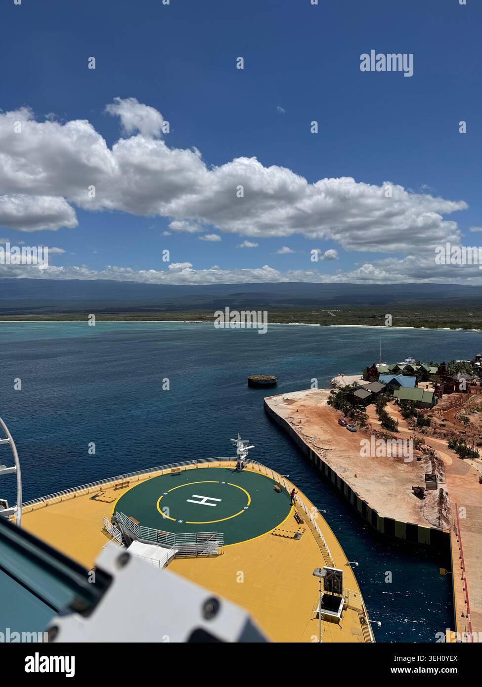 Blick auf die Insel cabo rojo vom offenen Deck des Kreuzfahrtschiffes - Smartphone-aufgenommenes Stockfoto
