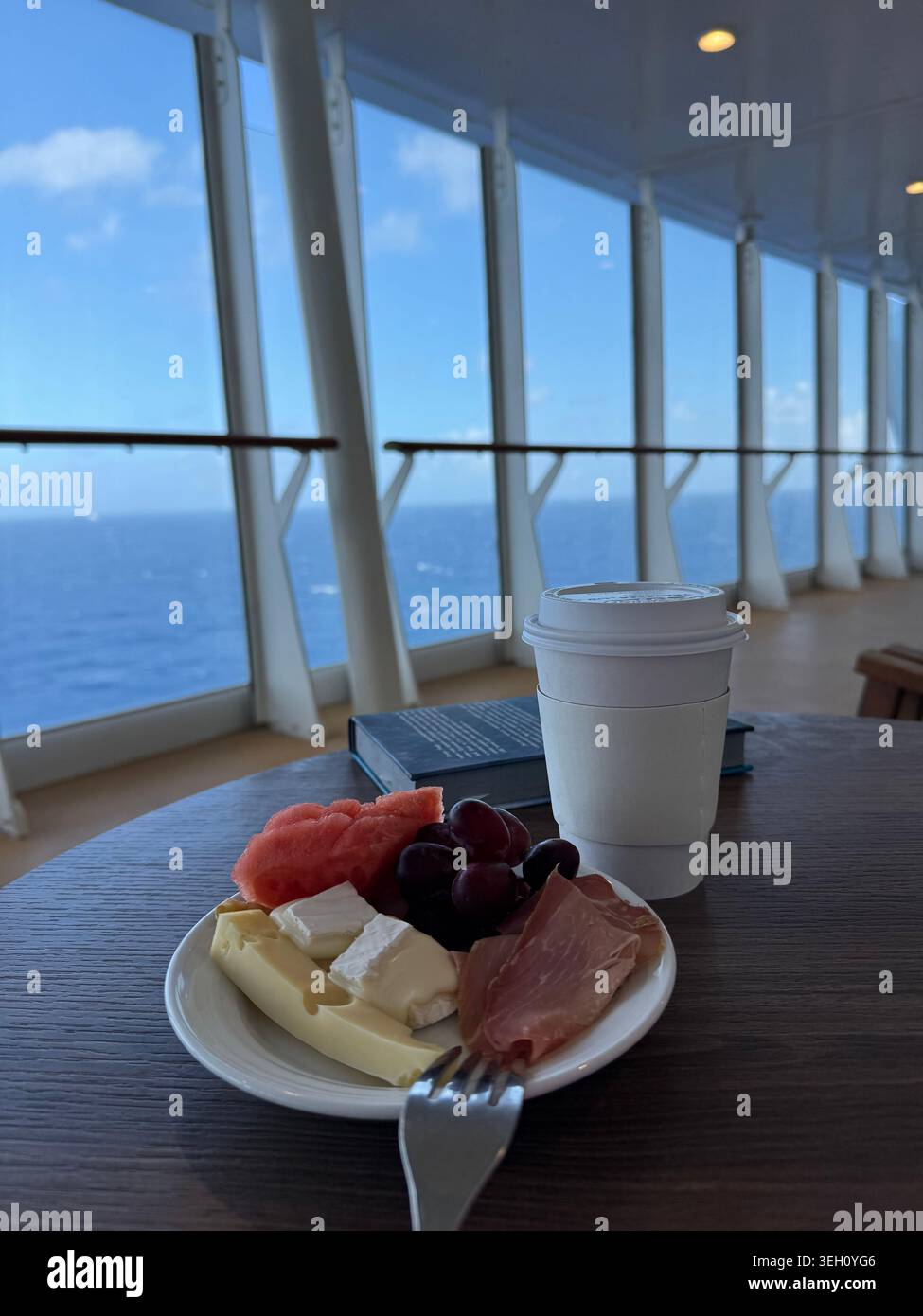 Frühes Frühstück auf einem Kreuzfahrtschiff, Obst mit Kaffee - Smartphone-aufgenommenes Stockfoto
