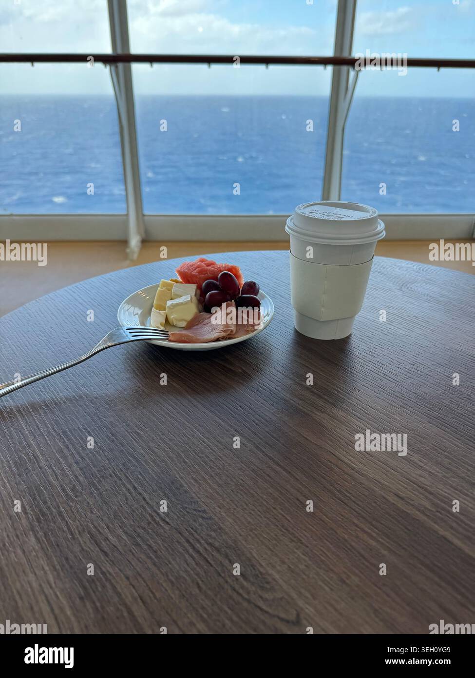 Frühes Frühstück auf einem Kreuzfahrtschiff, Obst mit Kaffee - Smartphone-aufgenommenes Stockfoto