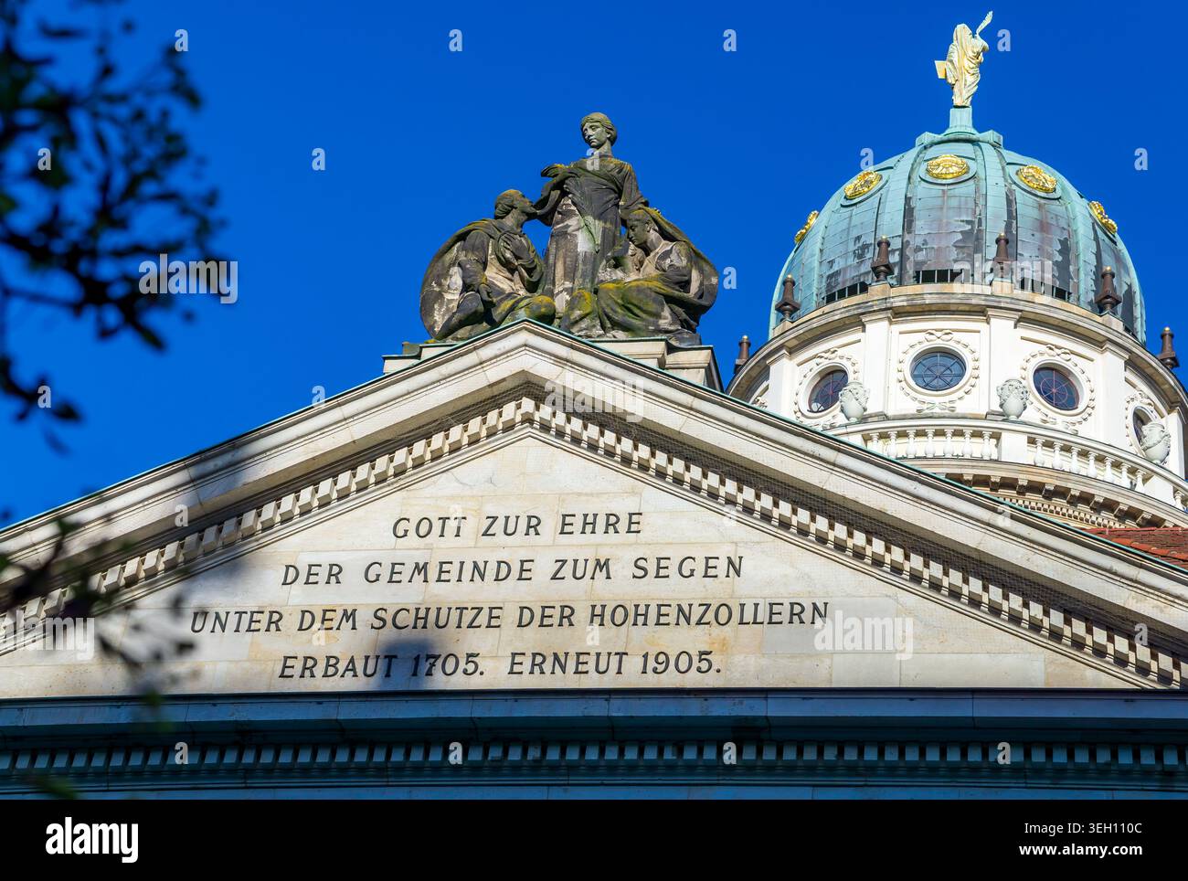 Detaillierte Architekturansicht der Französischen Friedrichstadtkirche am Gendarmenmarkt in Berlin. Stockfoto