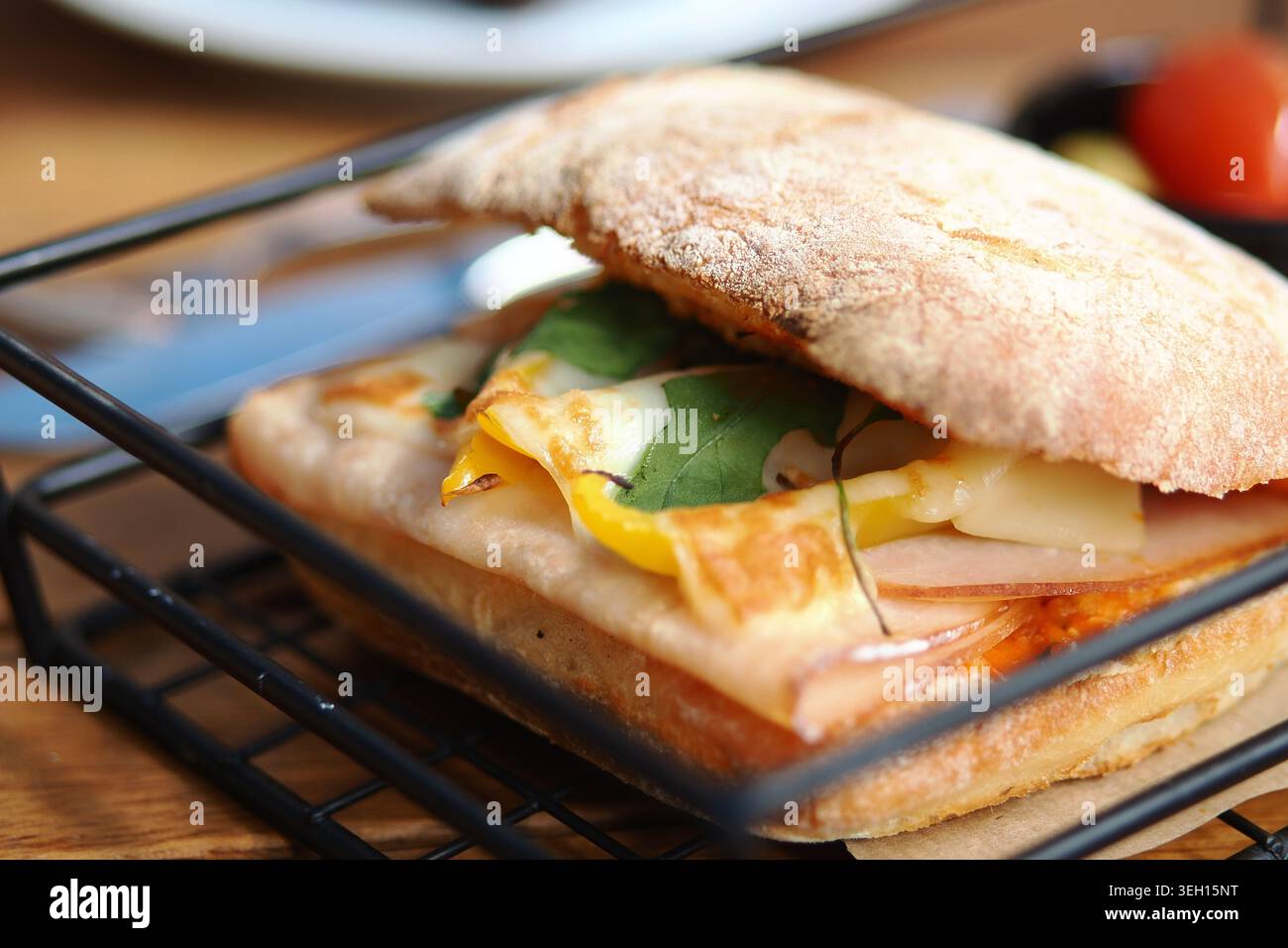Köstliches Sandwich, serviert auf einem schwarzen Gitter Stockfoto
