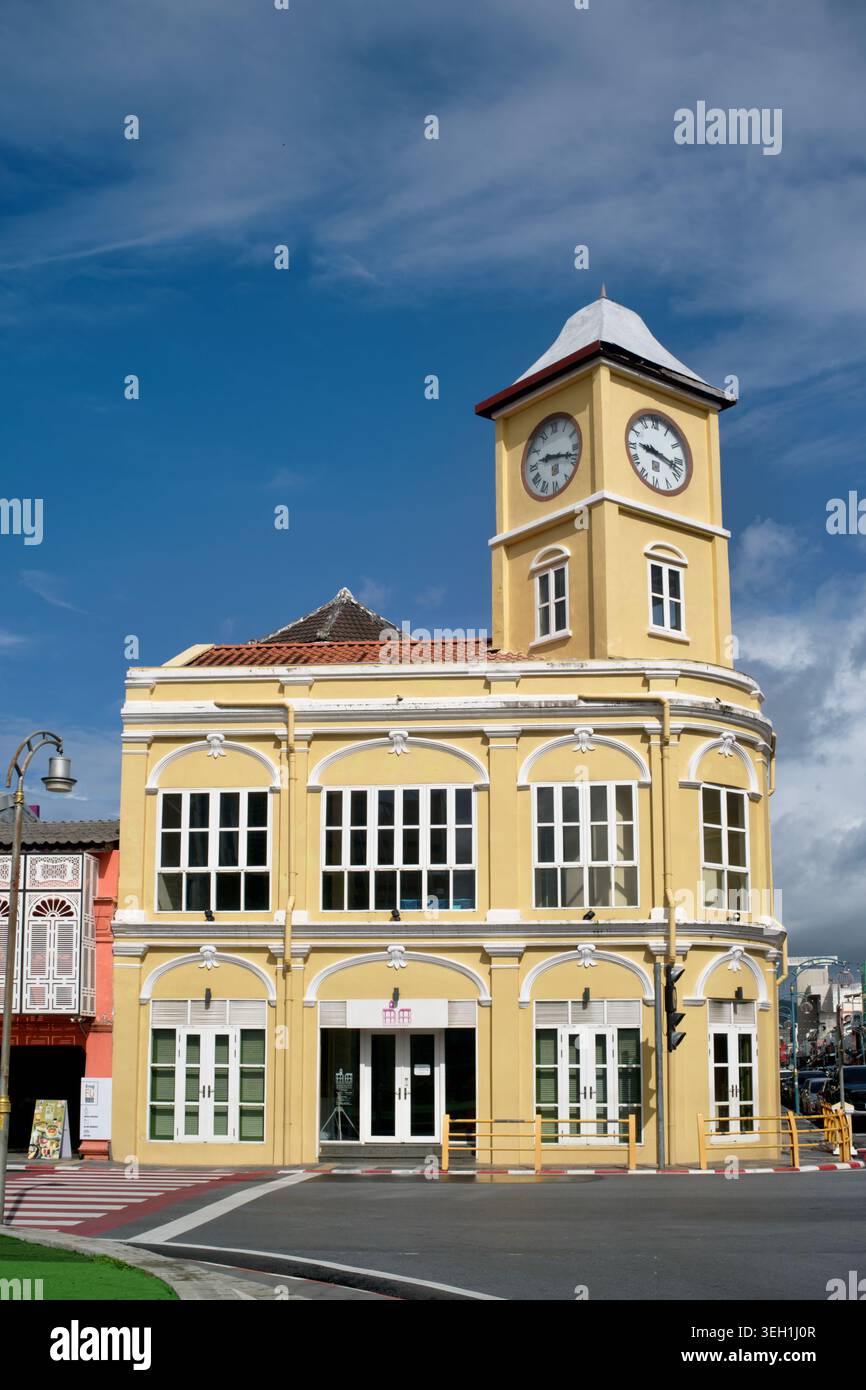 Das Wahrzeichen Phromthep Clocktower in der Altstadt von Phuket Town auf der Insel Phuket, Thailand, das berühmteste Gebäude der Stadt Stockfoto