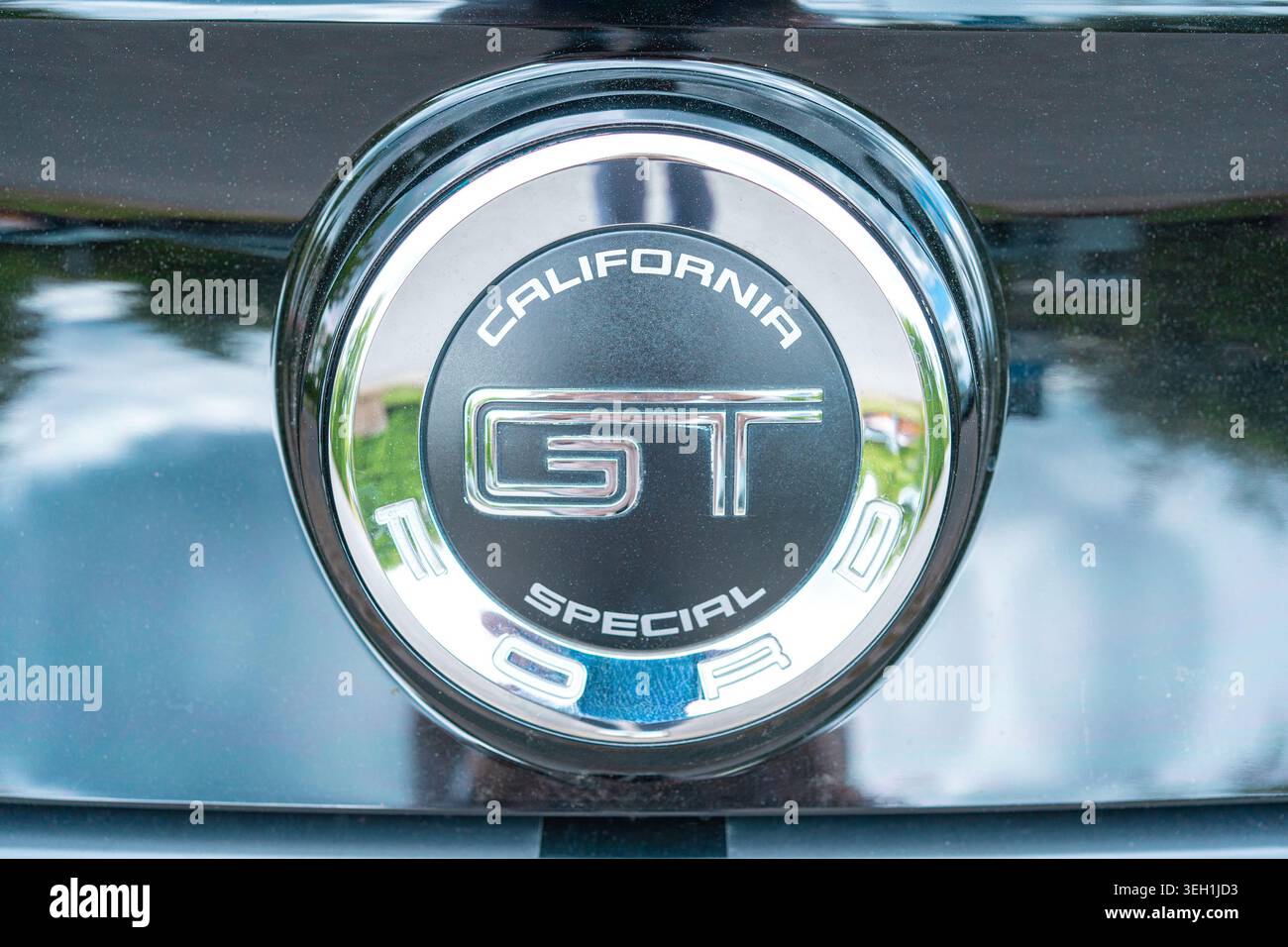 Roth, Deutschland, 05.17.2026 Außendetail des Fahrzeugs mit silbernem Logo in limitierter Auflage auf glänzender Metallic-Oberfläche. Automobilindustrie, Autotuning Stockfoto