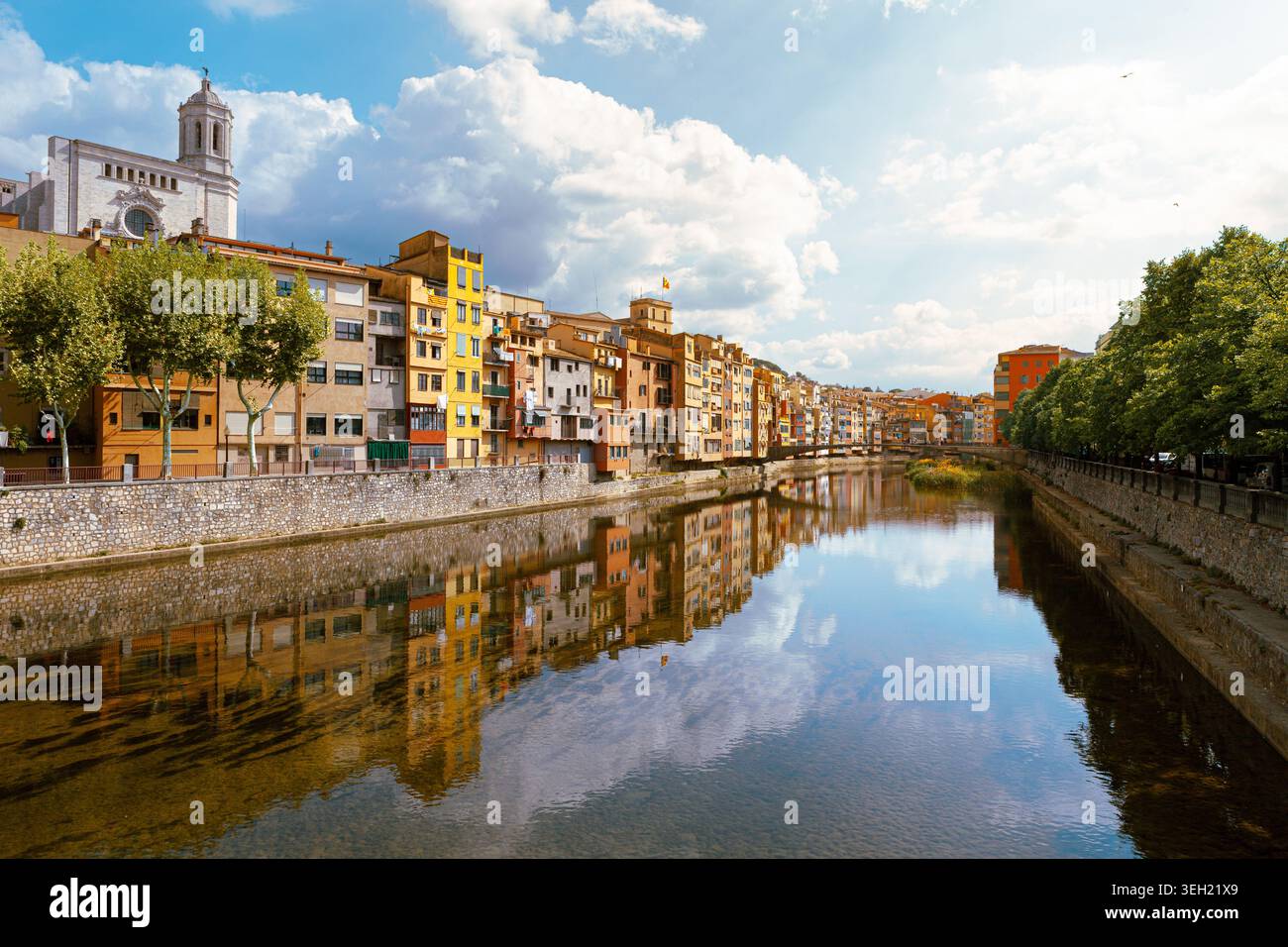 Farbenfrohe Häuser am Fluss Onyar in Girona, Spanien, mit Skyline der Kathedrale und Reflexionen. Beliebtes Ziel Kataloniens für Kulturtourismus, europäische Reisen und Stadtrundfahrten. Hochwertige Fotos Stockfoto