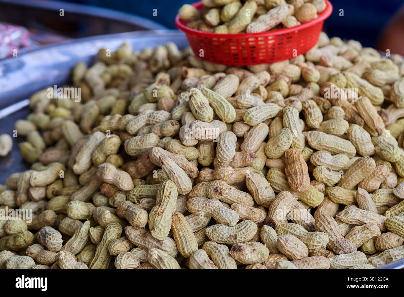 Nahaufnahme gekochter Erdnüsse auf dem Markt Stockfoto