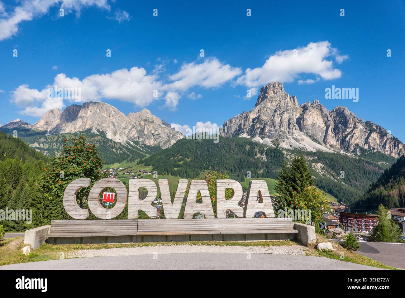 Blick über das Schild „Corvara“ in Richtung Sassongher, Italien, Südtirol, Naturpark Puez-Geisler Stockfoto