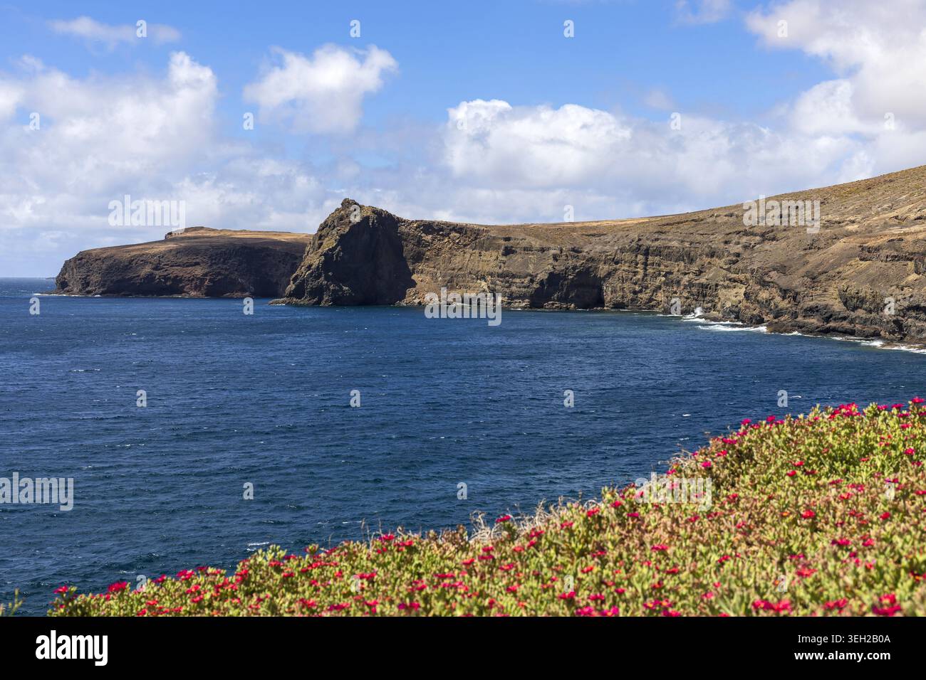 Weite Aussicht auf vulkanische Klippen und Atlantikgewässer in der Nähe von Agaete an der Nordwestküste von Gran Canaria, Kanarischen Inseln, Spanien. Stockfoto
