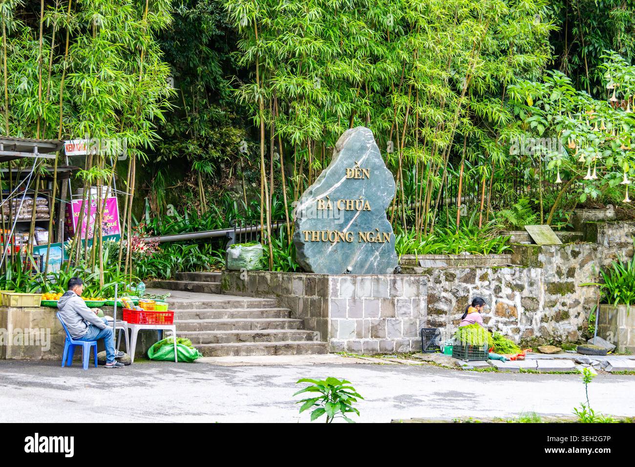 Straßenverkäufer an einem Parkeingang. Tam Dao, Vietnam. Stockfoto