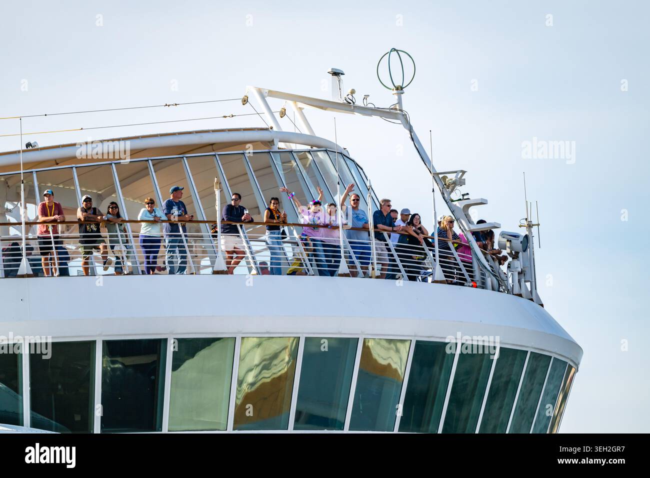 Passagiere an Deck eines Kreuzfahrtschiffs. San Diego, Kalifornien, USA. Stockfoto