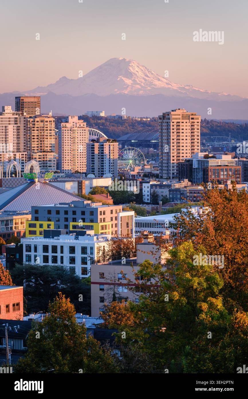 Skyline von Seattle mit Mount Rainier Landschaft Stockfoto