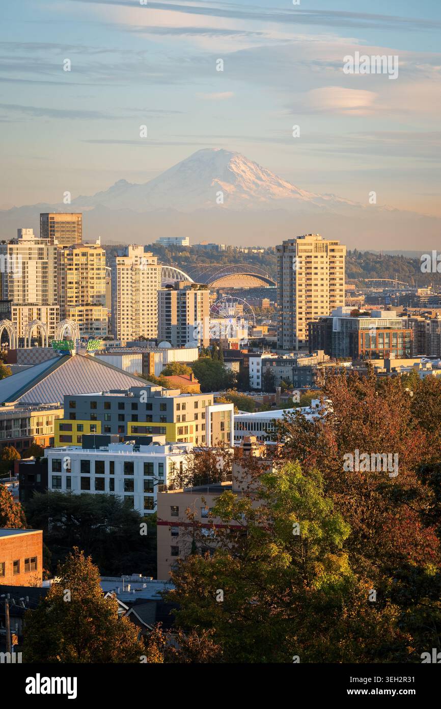 Skyline von Seattle mit Mount Rainier Landschaft Stockfoto