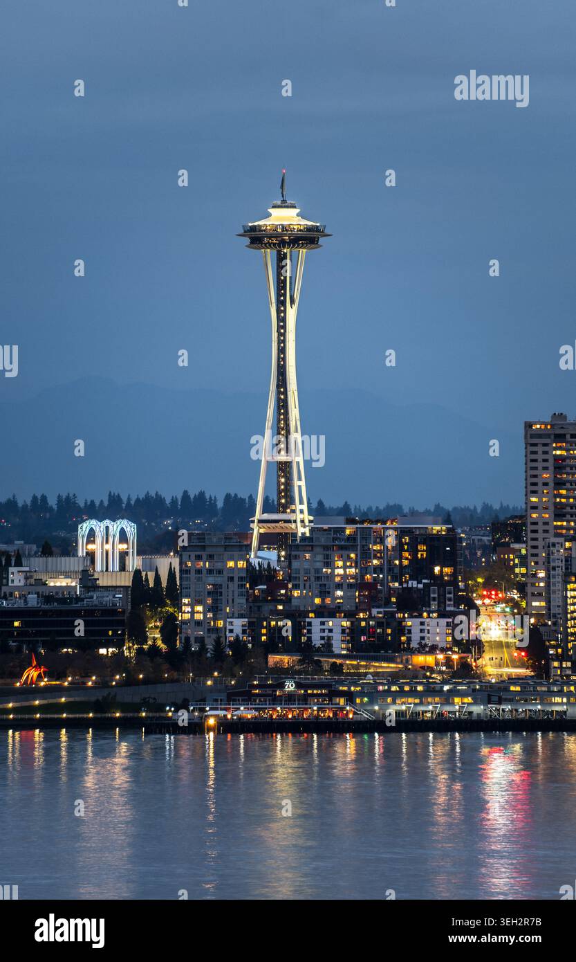 Skyline von Seattle und Space Needle bei Nacht. Stockfoto