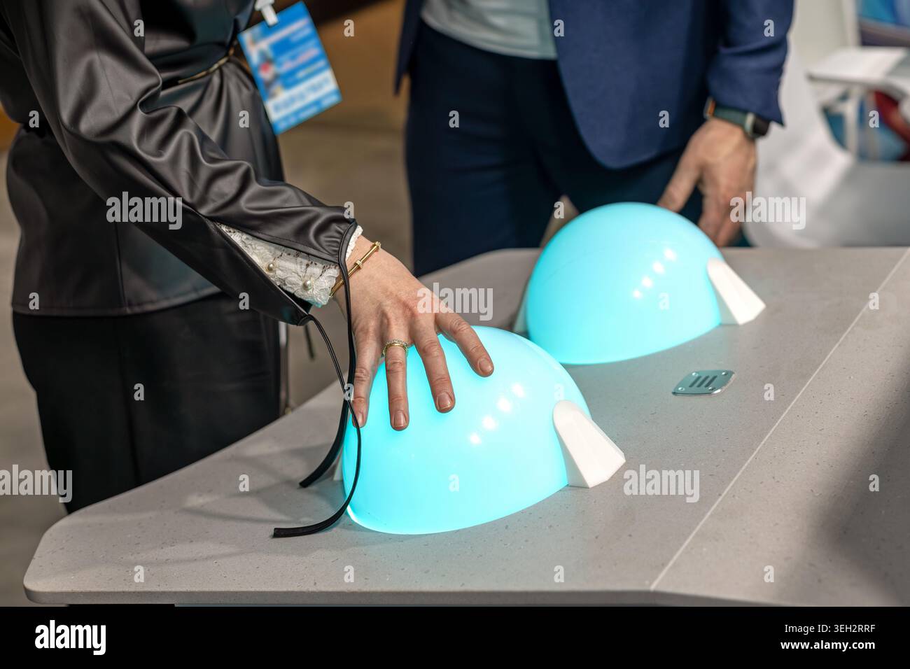 Besucher Berühren Interaktives Lichtdisplay. Nahaufnahme eines Besuchers, der eine leuchtend blaue interaktive Anzeige auf einer Technologieausstellung oder berührt Stockfoto