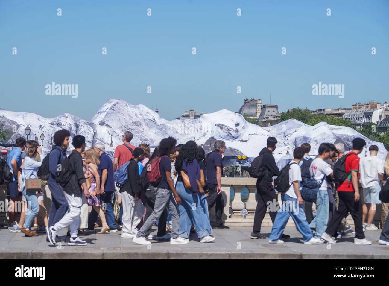 22. Mai 2026 Paris Frankreich La Caverne du Pont Neuf (die Höhle von Pont Neuf), von dem französischen Straßenkünstler JR als Hommage an Christo und Jeanne-Claude Stockfoto