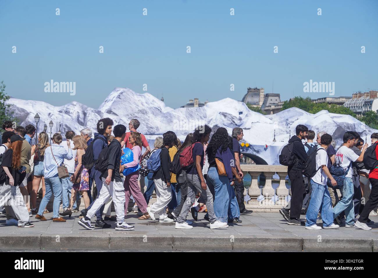 22. Mai 2026 Paris Frankreich La Caverne du Pont Neuf (die Höhle von Pont Neuf), von dem französischen Straßenkünstler JR als Hommage an Christo und Jeanne-Claude Stockfoto