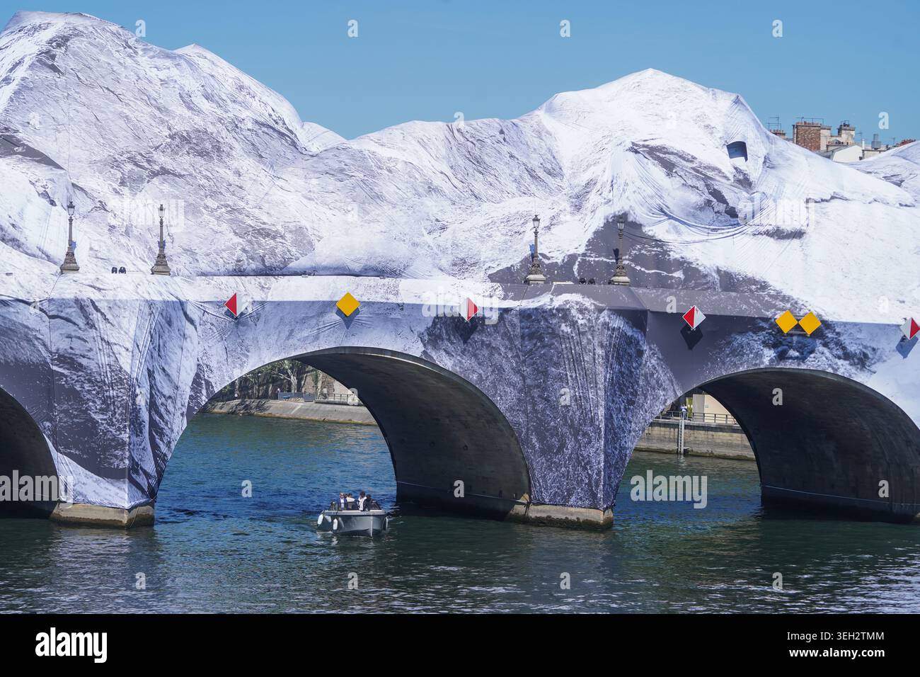 22. Mai 2026 Paris Frankreich La Caverne du Pont Neuf (die Höhle von Pont Neuf), von dem französischen Straßenkünstler JR als Hommage an Christo und Jeanne-Claude Stockfoto
