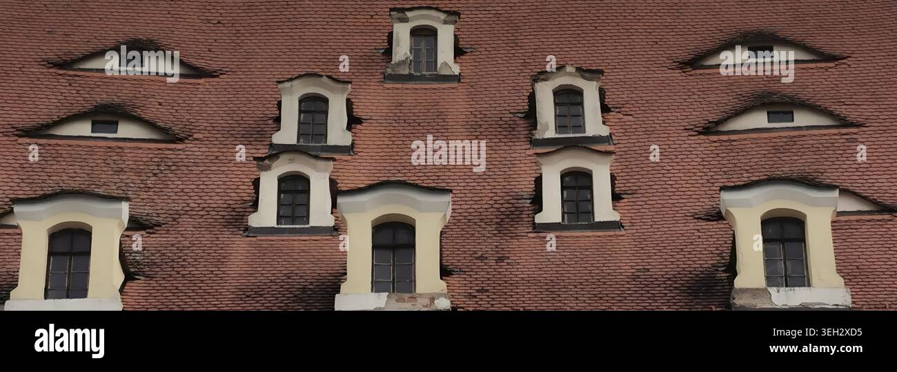 Symmetrische Fenster und Giebeln auf einem roten Ziegeldach im alten Stil, Cheb, Tschechische Republik Stockfoto