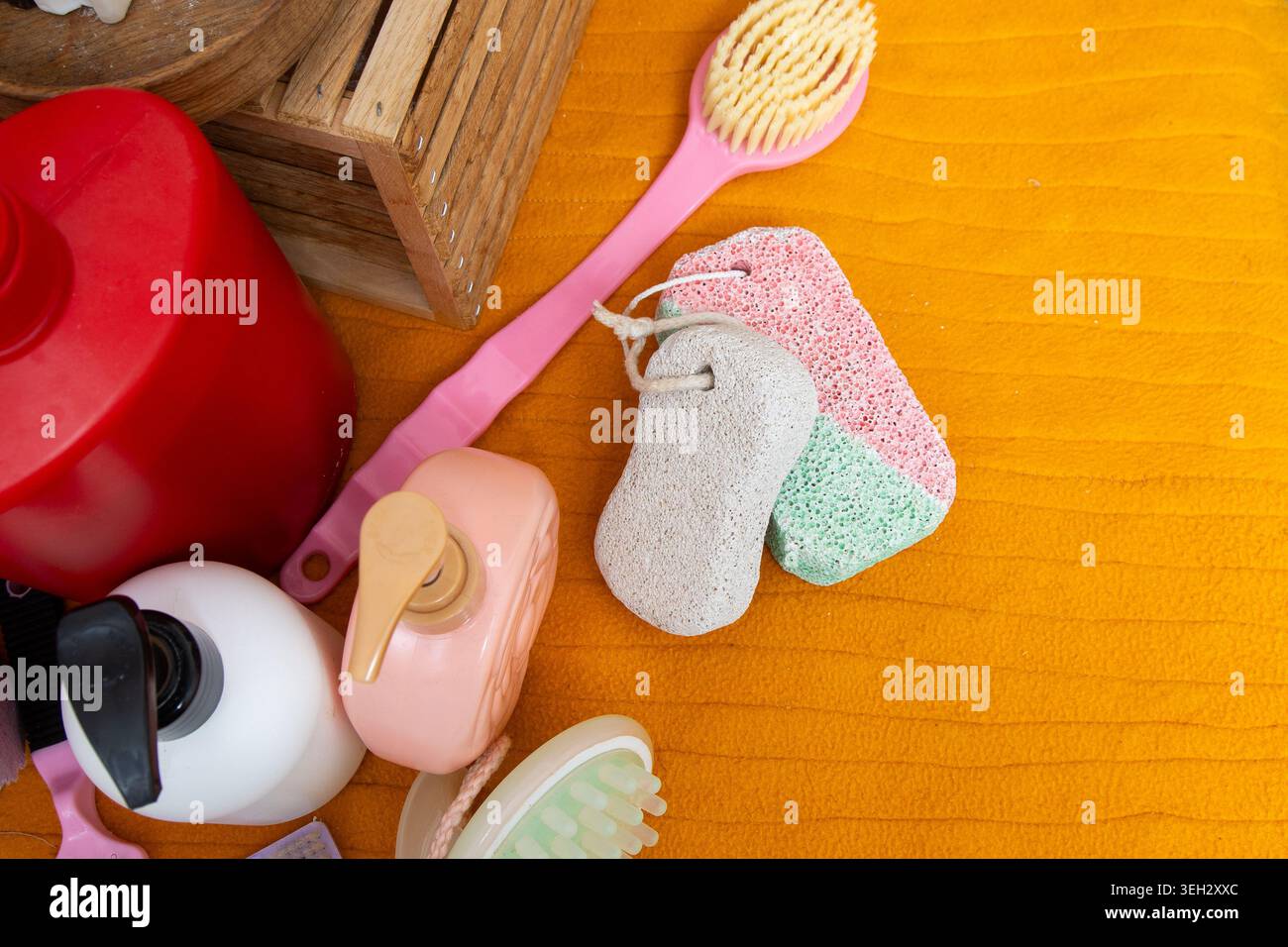 Konverter für Fersenpeeling. Badezimmerzubehör für die Fußpflege. Bimsstein und Bürste für Fersen und Beine. Stockfoto