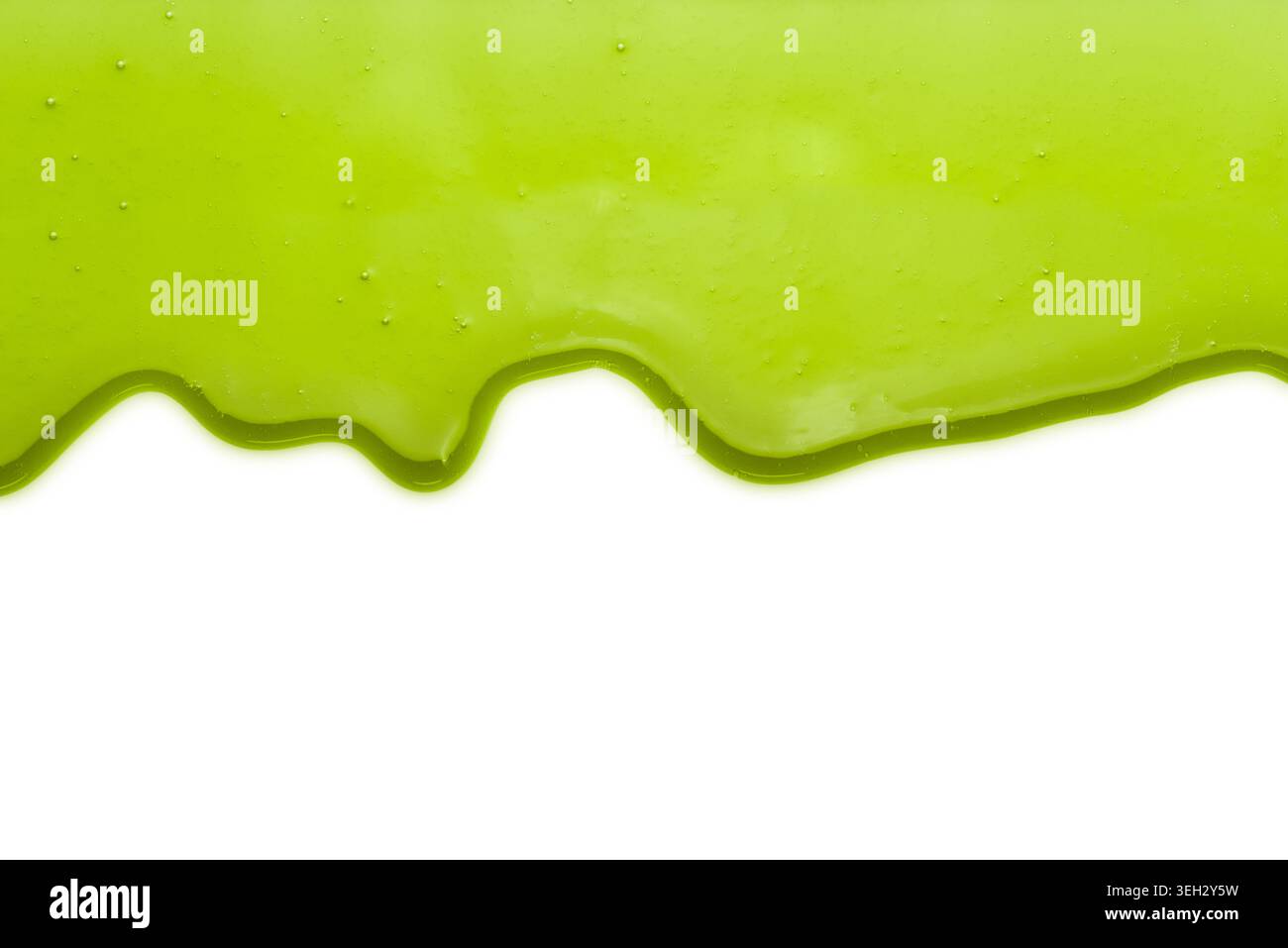 Grünes flüssiges transparentes Gel tropft auf weißem Hintergrund. Stockfoto