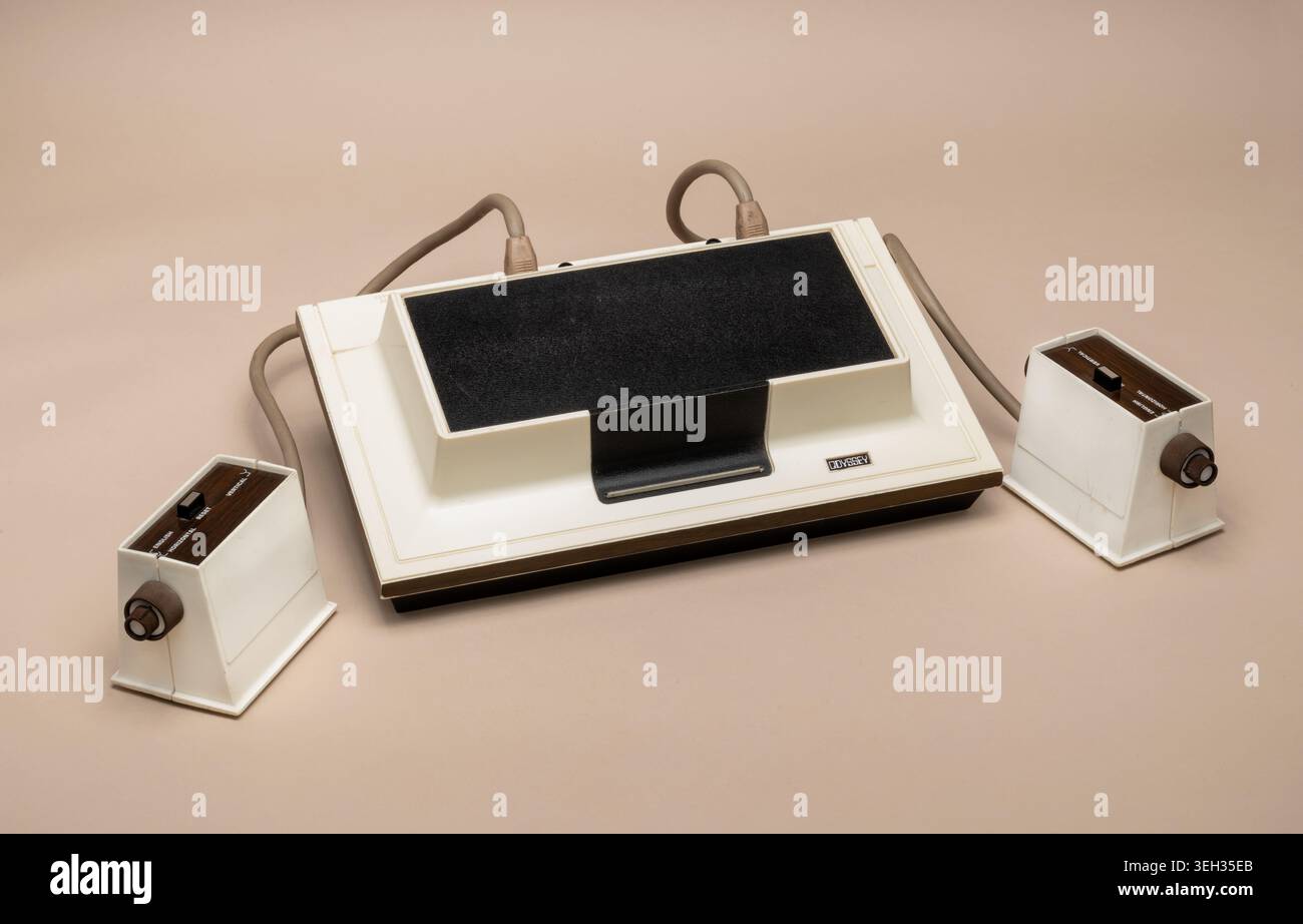 Pavia, Lombardei, Italien-30. März 2026: Magnavox Odyssey, die weltweit erste Home-Videospielkonsole aus dem Jahr 1972, mit zwei Original-Controllern. Weiß des Stockfoto