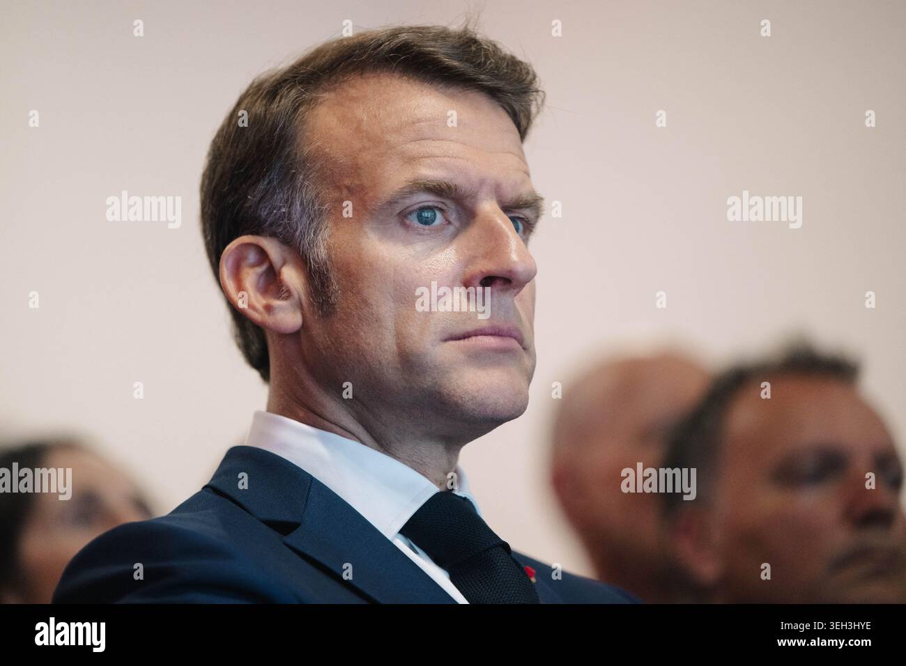 Bruyeres Le Chatel, Frankreich. Mai 2026. Emmanuel Macron, Präsident der Republik, besucht am 22. Mai 2026 das Europäische Forum für Rechenleistung, Quantenwissenschaften und -Technologien sowie Halbleiter im Very Large Scale Computing Center der Kommission für Atomenergie und alternative Energien (CEA) in Bruyères-le-Châtel, südlich von Paris, Frankreich. Foto: Gregoire Campione/Pool/ABACAPRESS.COM Credit: Abaca Press/Alamy Live News Stockfoto