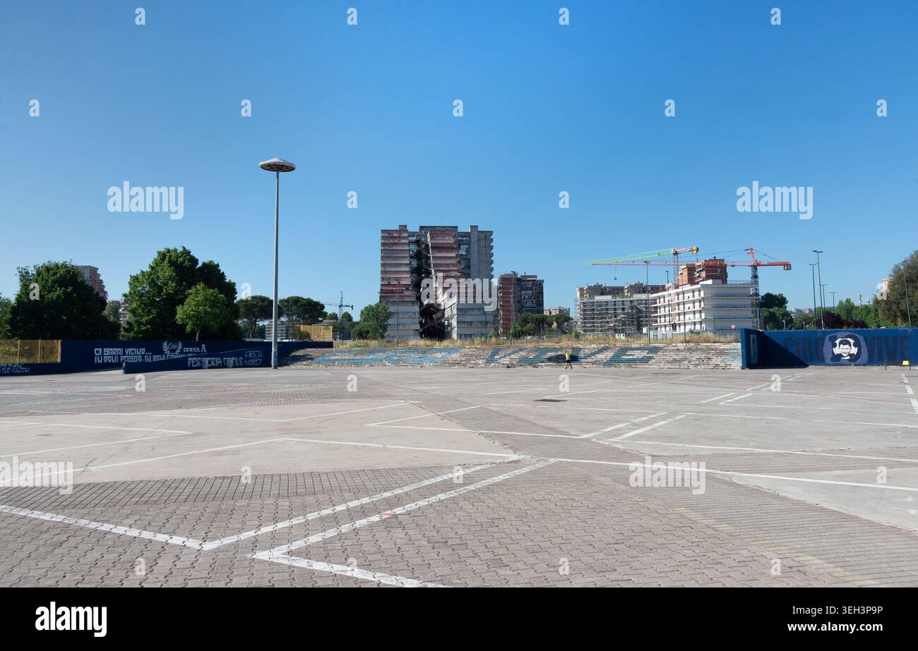 Neapel, Italien; 21. Mai 2026: Historischer Tag für Scampia. Nach 40 Jahren wird das gelbe Segel abgerissen, ein Symbol der Degradation und Set der Fiktion G Stockfoto