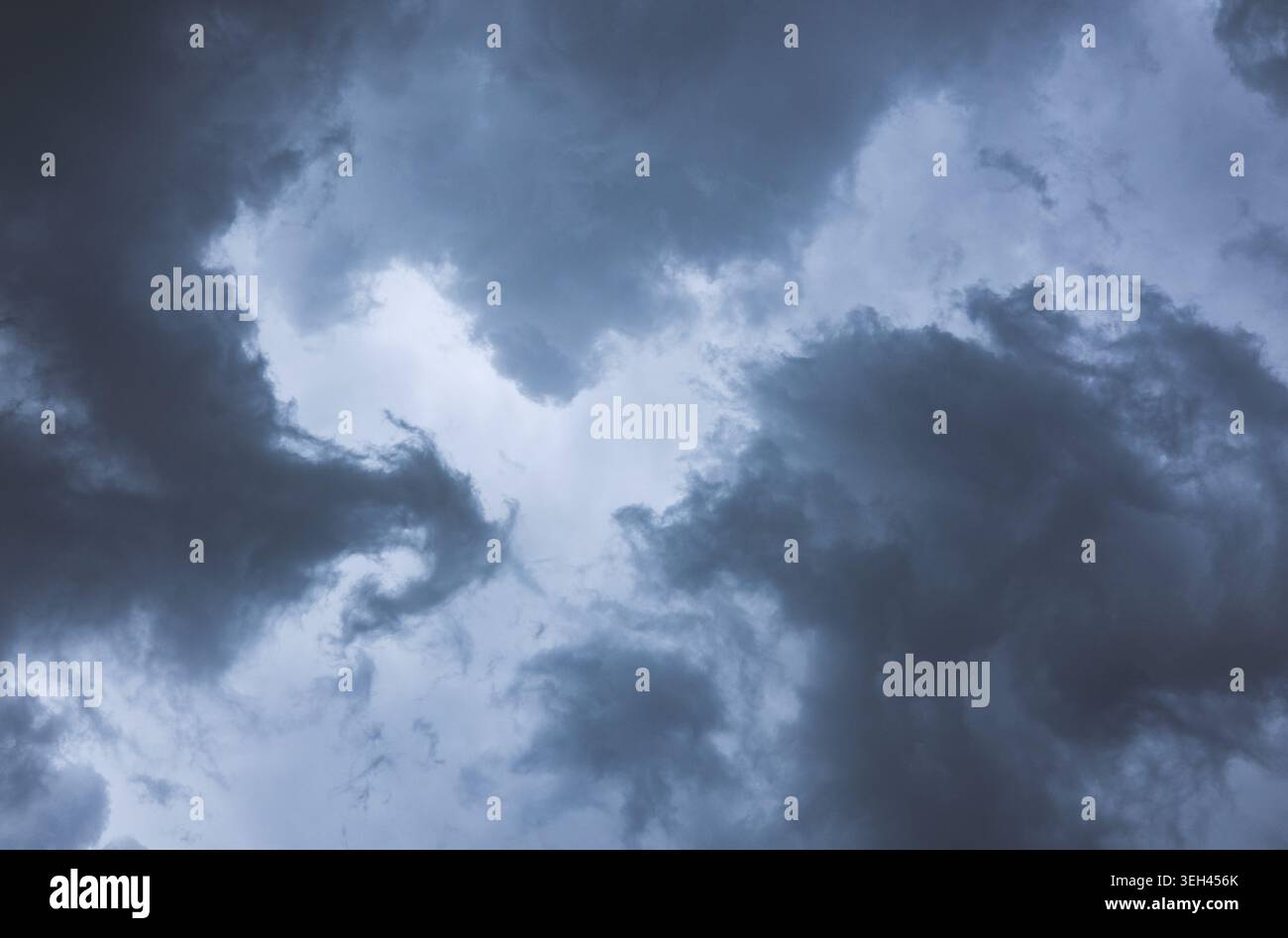 Hintergrund und Muster des dunklen stürmischen Himmels Stockfoto
