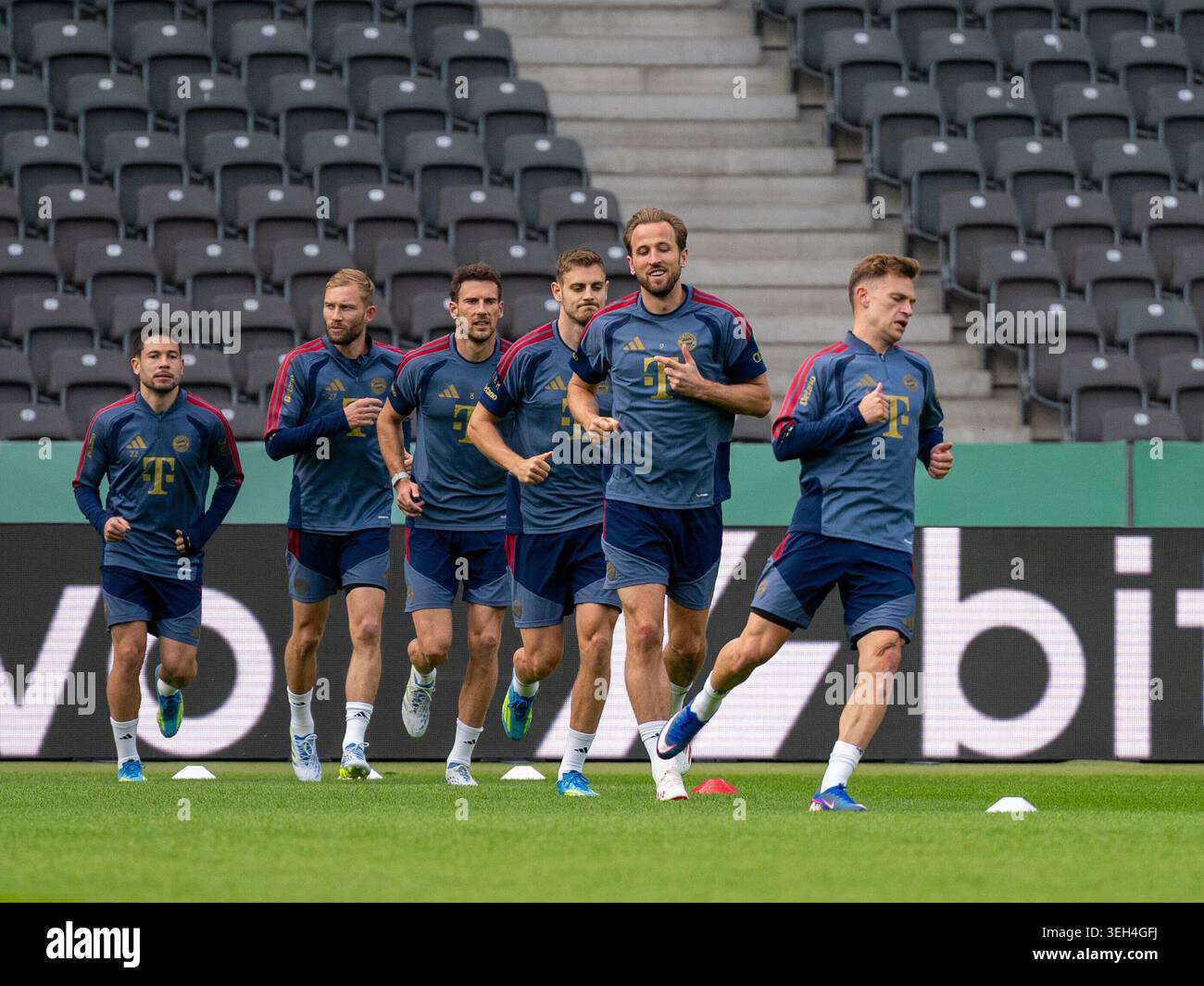 Training FC Bayern München, von links. Raphael Guerreiro (FC Bayern ...