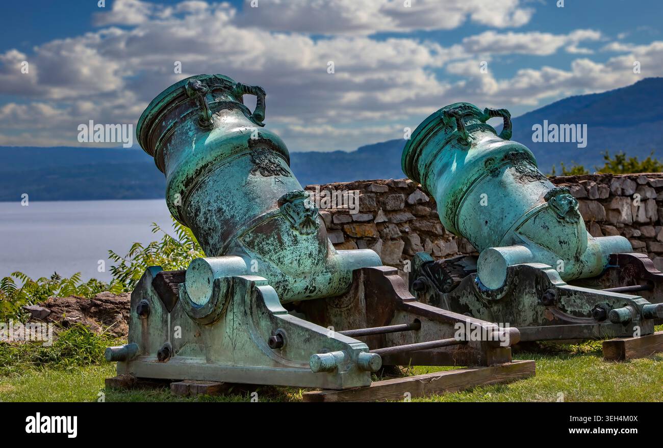In Fort Ticonderoga, einer historischen Militärhochburg mit Blick auf den Lake Champlain im Norden von New York, werden Pulvermörtel ausgestellt Stockfoto