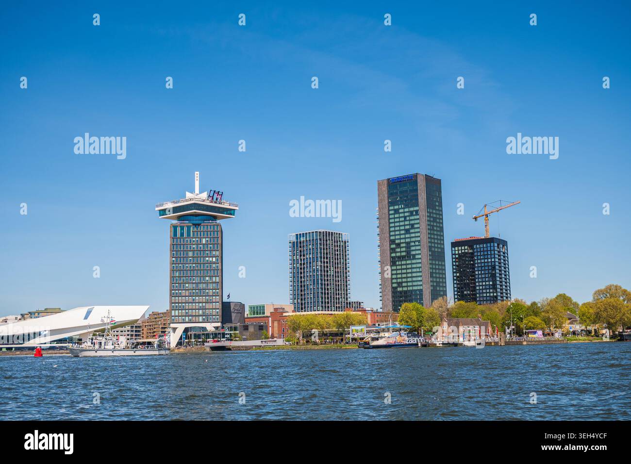Moderne Skyline von Amsterdam mit Uferpromenade und Hochhäusern Stockfoto