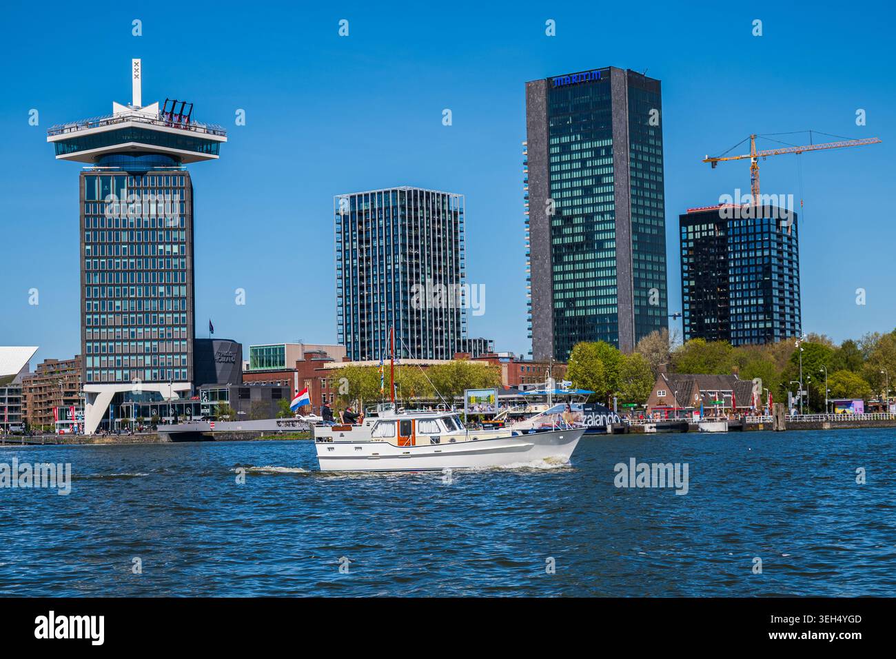 Amsterdam, Niederlande, 22.04.2026 - Amsterdamer Skyline mit modernen Wolkenkratzern und Boot Stockfoto