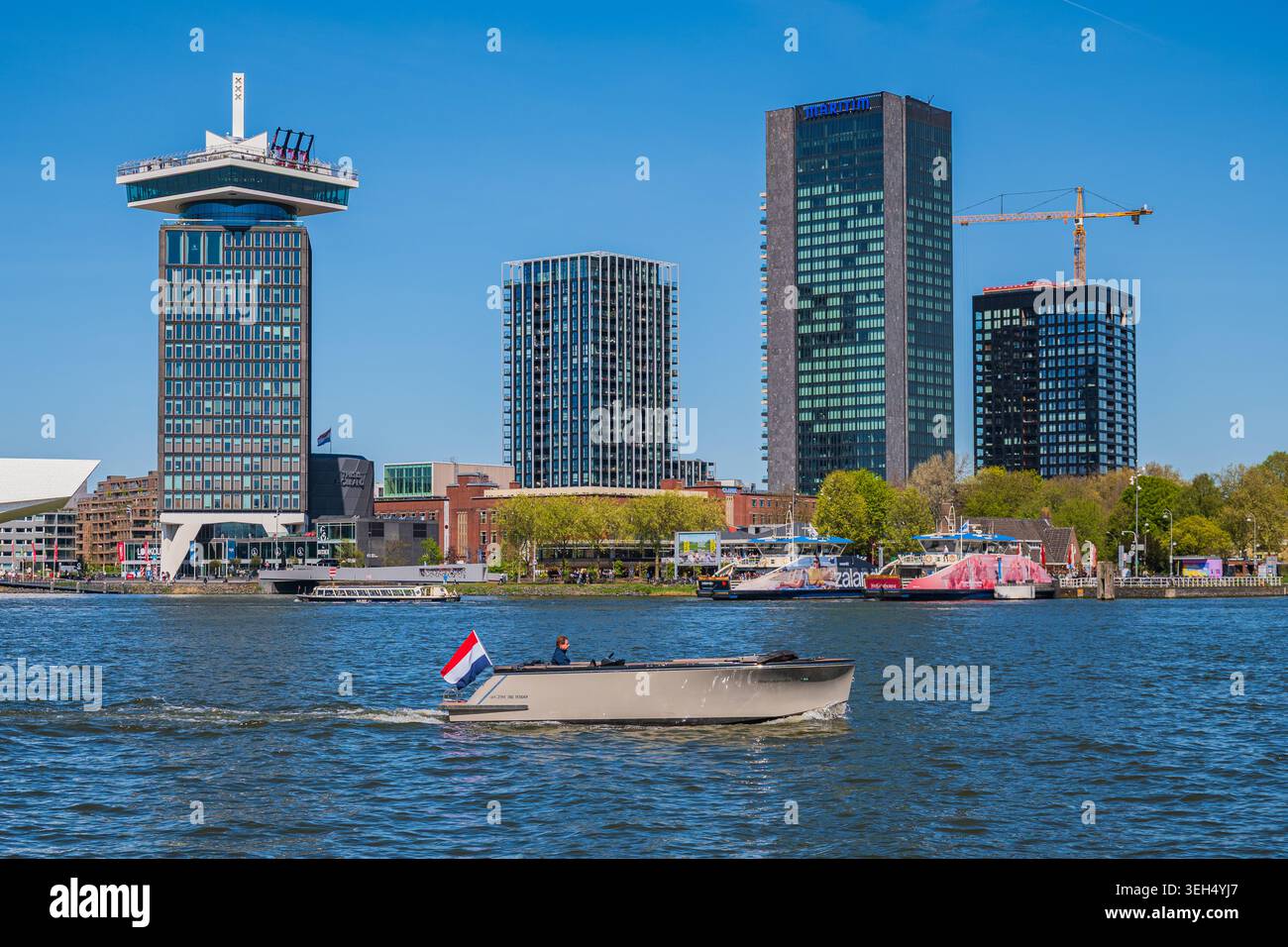 Amsterdam, Niederlande, 22.04.2026 - Amsterdamer Skyline mit modernen Wolkenkratzern und Boot Stockfoto