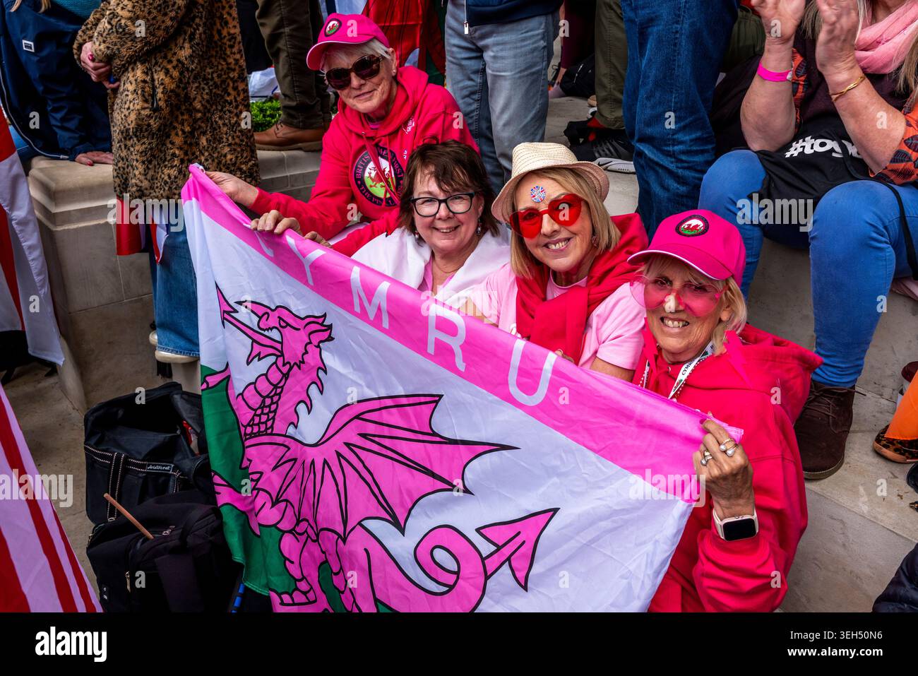London, Großbritannien. Mai 2026. Eine Gruppe von „Pink Ladies“ auf dem Parliament Square, die den Reden auf der Unite the Kingdom Rally in London, Großbritannien, lauscht. Stockfoto