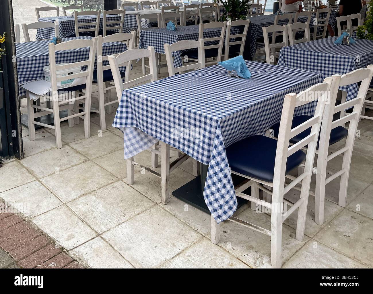 Traditionelle griechische Taverna mit blauen und weißen Tischdecken Stockfoto