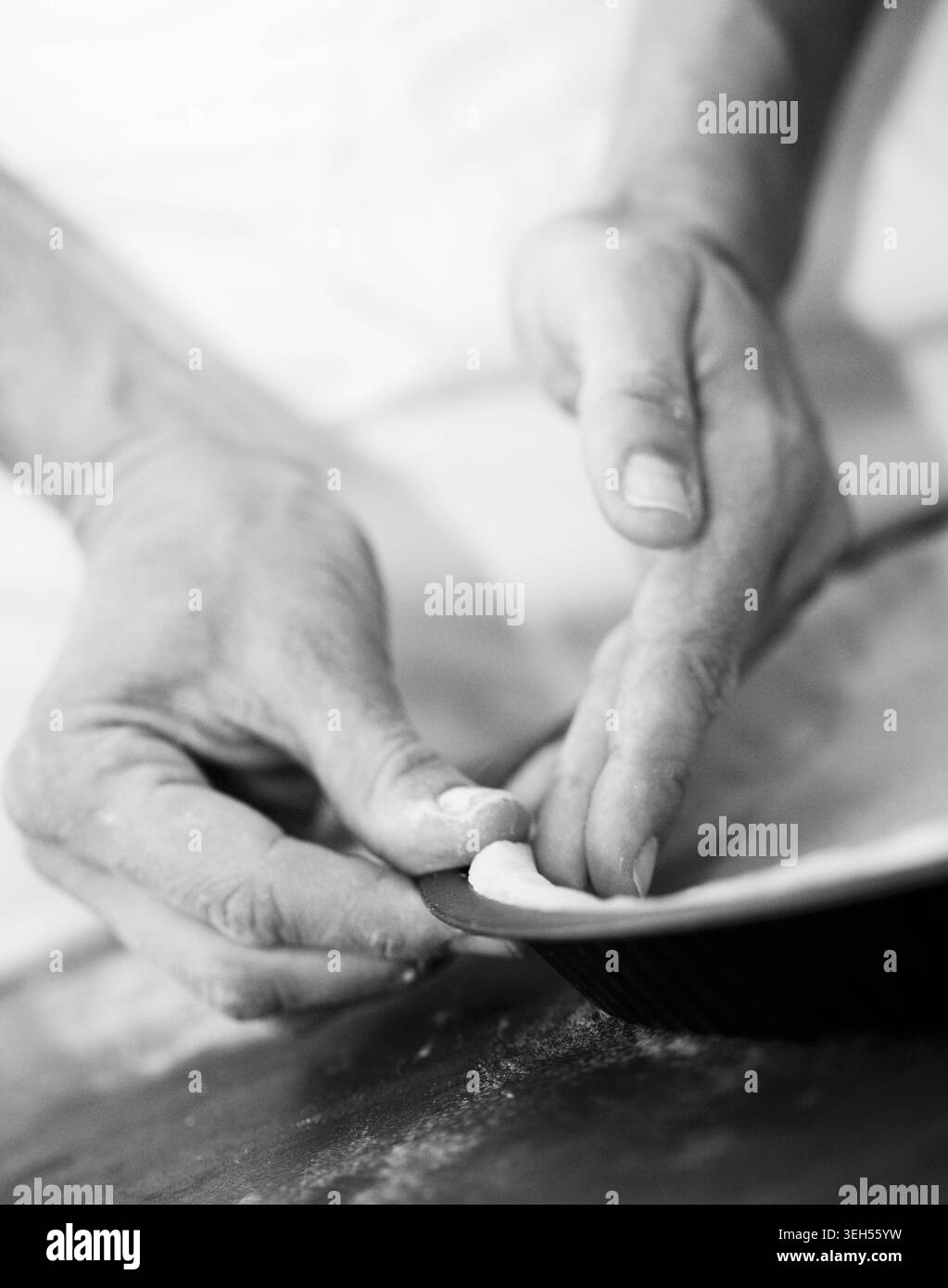 Eine Tartform mit Gebäck auslegen Stockfoto