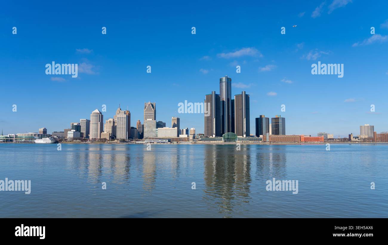 Eine Ansicht der Skyline von Detroit, Michigan, vom Riverfront Trail in Windsor, Ontario, Kanada. Stockfoto