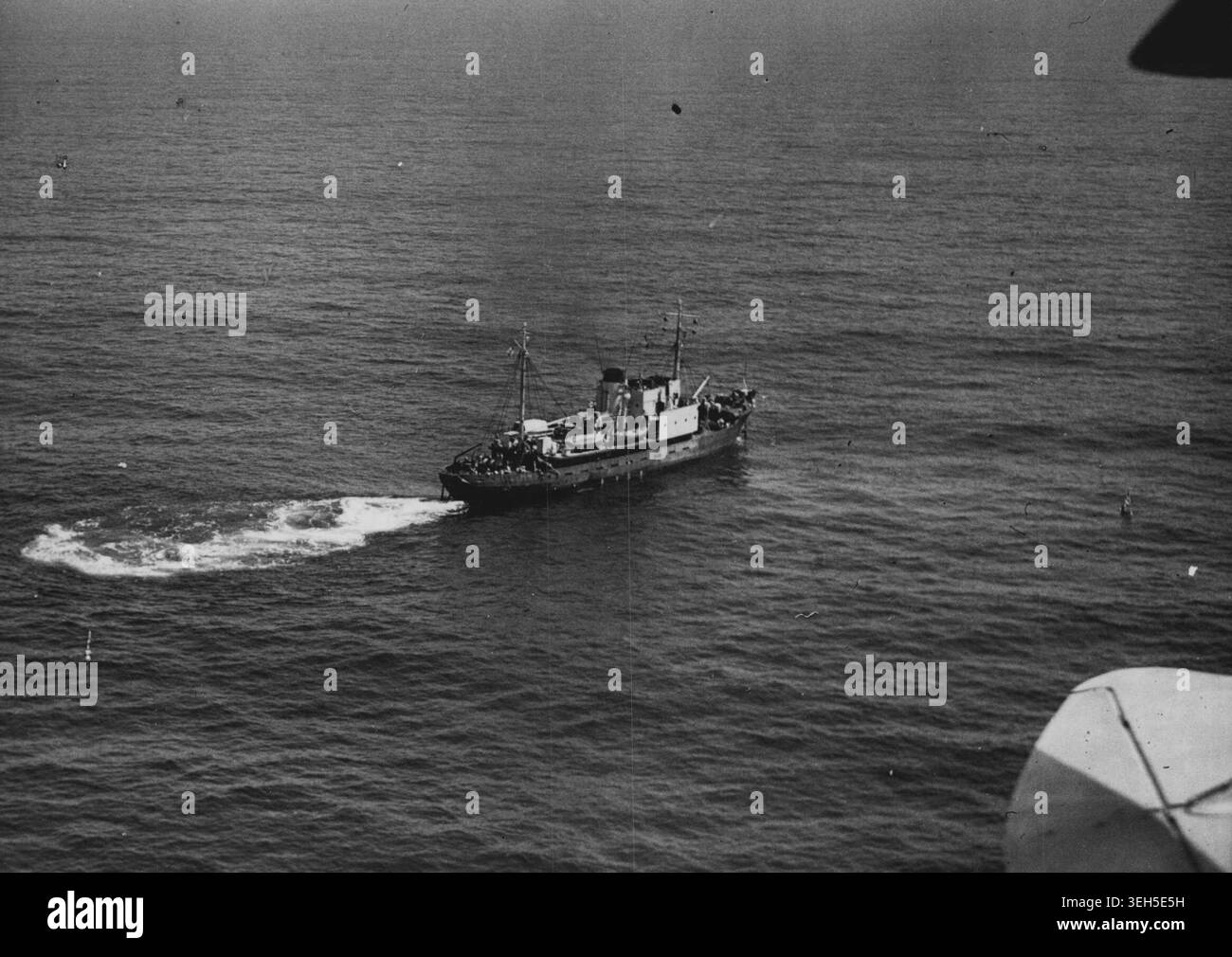 Das Schiff, das die versunkene Affray fand und den Spot mit Bojen markiert – eine serielle Ansicht, die heute das Bergungsschiff Reglain zeigt, das Bojen legt, um die Stelle zu markieren, unter der sie das versunkene britische U-Boot Affray in der Nähe von Hurd Deep vor Alderney, Kanalinseln fand. Das U-Boot liegt 258 Meter unter der Oberfläche. Es kann Tage oder Wochen dauern, bis Taucher das Rätsel lösen, wie das U-Boot vor 59 Tagen mit dem Verlust von 75 Offizieren und Männern in Trauer geriet. Die britische Admiralität kann noch nicht entscheiden, ob versucht wird, das U-Boot zu retten, das sich auf dem Schlamm in einem Kanal befindet, in dem die liegt Stockfoto