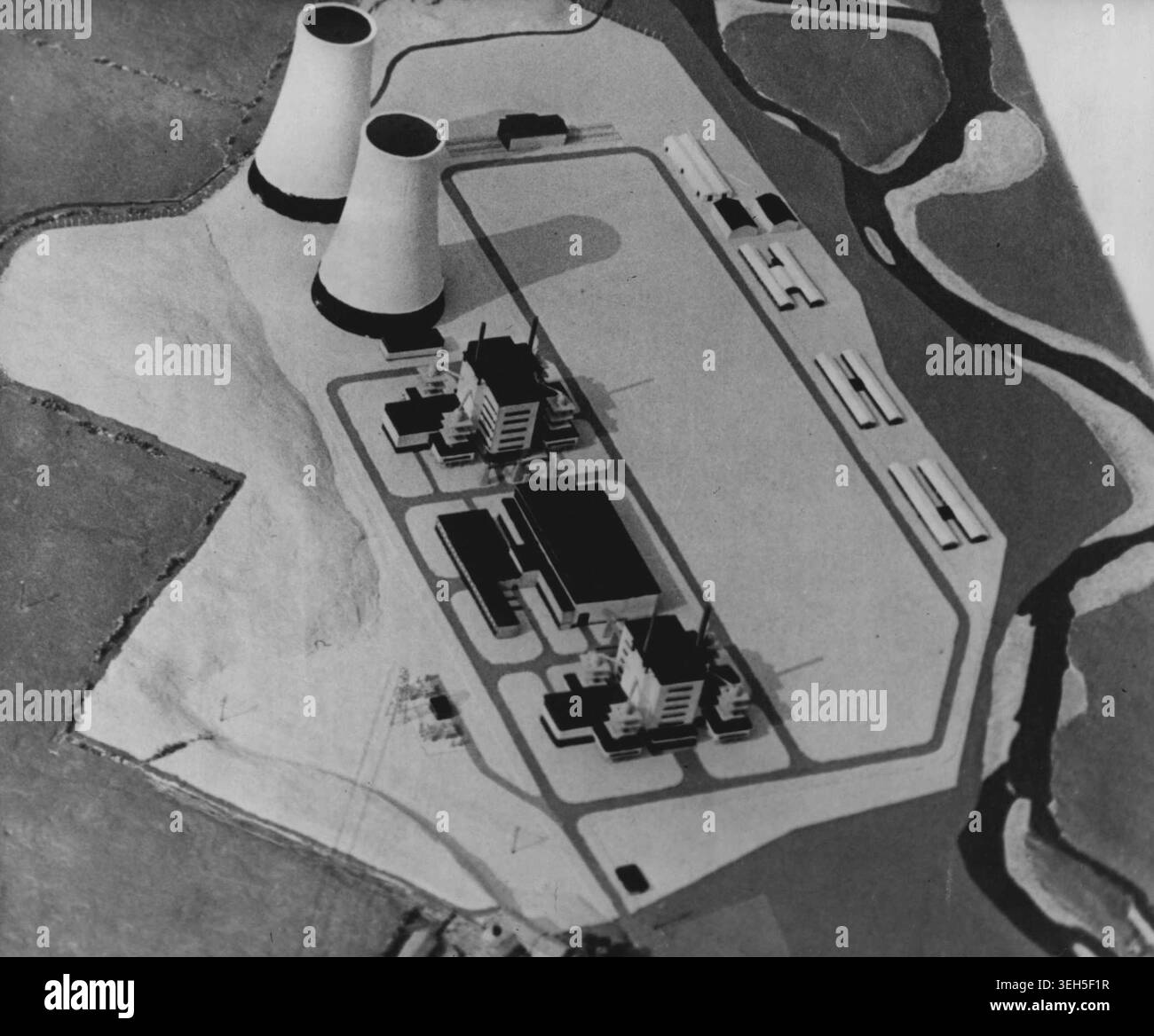 Großbritannien entwickelt Nuclear Power -- Ein Modell des ersten experimentellen Kernkraftwerks Großbritanniens - Calder Hall, Cumberland. Die Kühltürme oben links erlauben es, das im System verwendete Wasser wieder in Umlauf zu bringen.Großbritannien hat nun einen vorläufigen Zehnjahresplan für die friedliche Entwicklung und Nutzung der Kernenergie, eine Stufe in diesem Plan ist Großbritanniens erstes experimentelles Kernkraftwerk in Calder Hall, Cumberland, das Strom aus Kernenergie in großem Maßstab erzeugen wird, wenn es bald fertiggestellt ist.ähnliche Stationen werden gasgekühlte Graphit-moderierte 'thermische Reaktoren' als Brennstoff verwenden Stockfoto