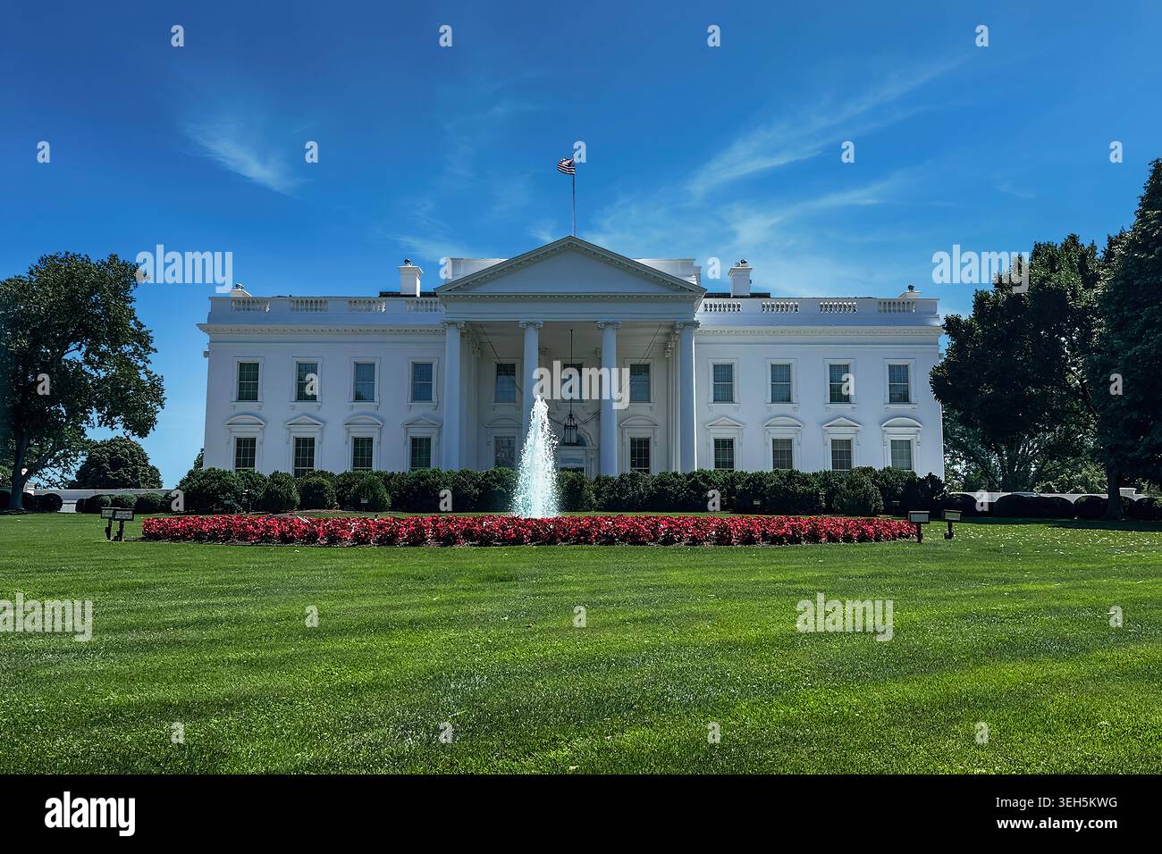 Der North Lawn des Weißen Hauses mit Brunnen und blauem Himmel in Washington DC, USA. Stockfoto