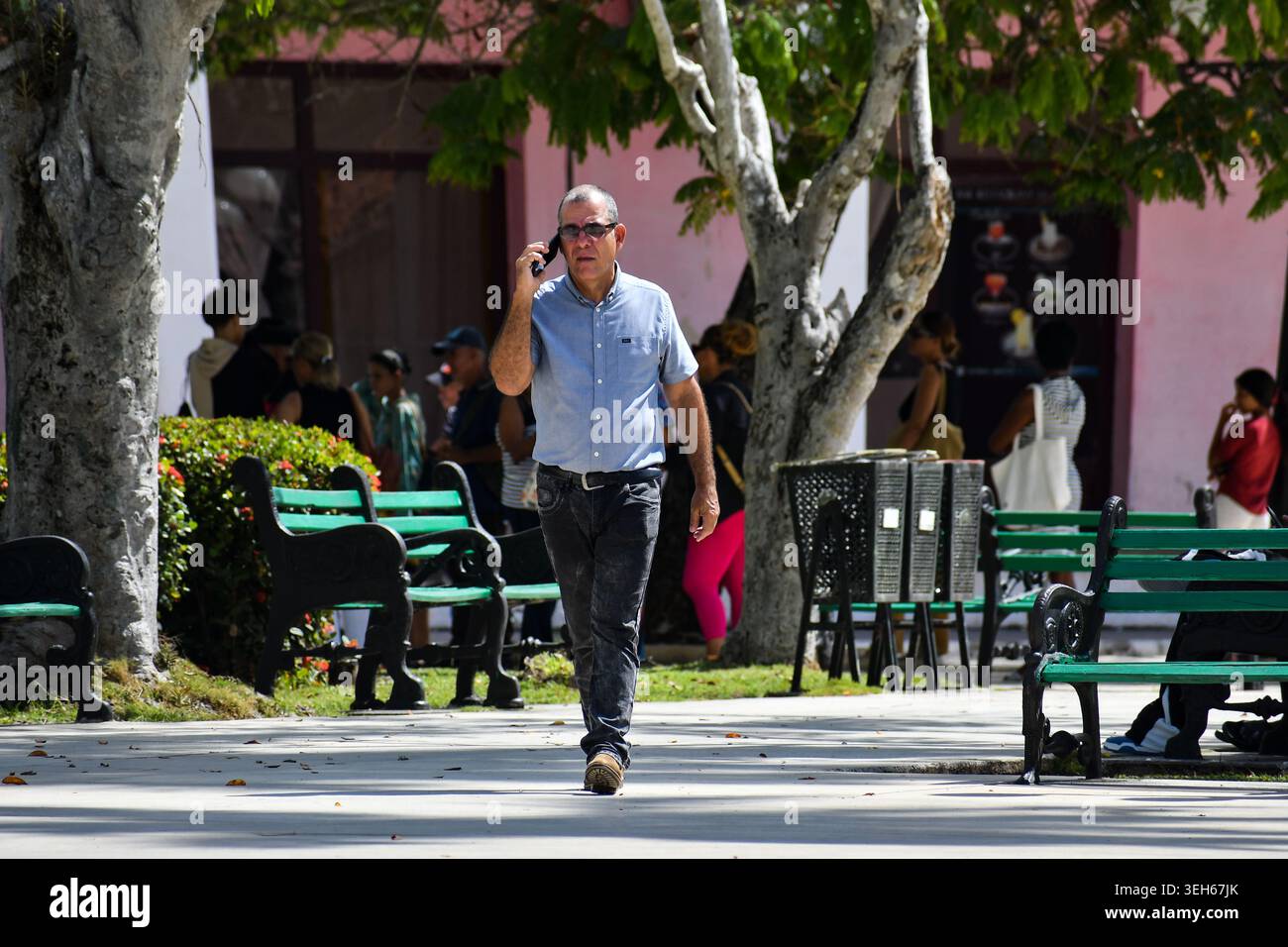 CIEGO DE AVILA, KUBA - 28. APRIL 2026: Menschen gehen durch den Jose Marti Park. Stockfoto