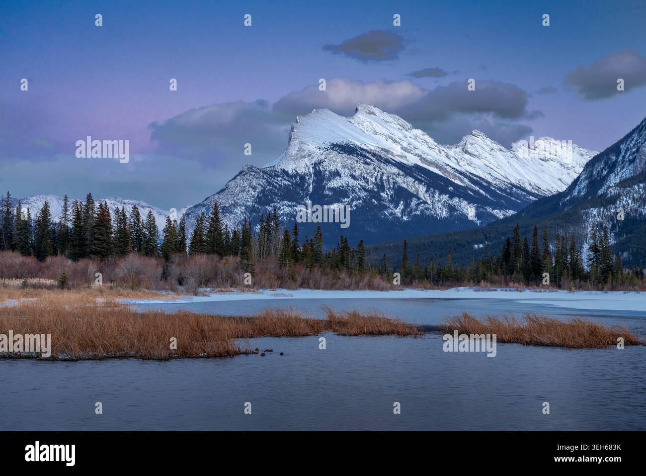Die Vermillion Lakes und Mount Rundle bei Sonnenuntergang, Banff National Park, Alberta, Kanada. Stockfoto