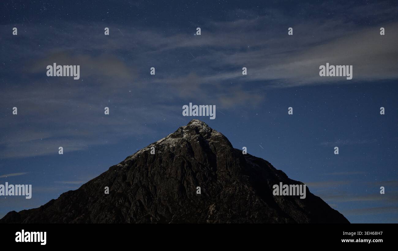 Auf der Buchaille in der Nacht mit einem Schneepulver Stockfoto