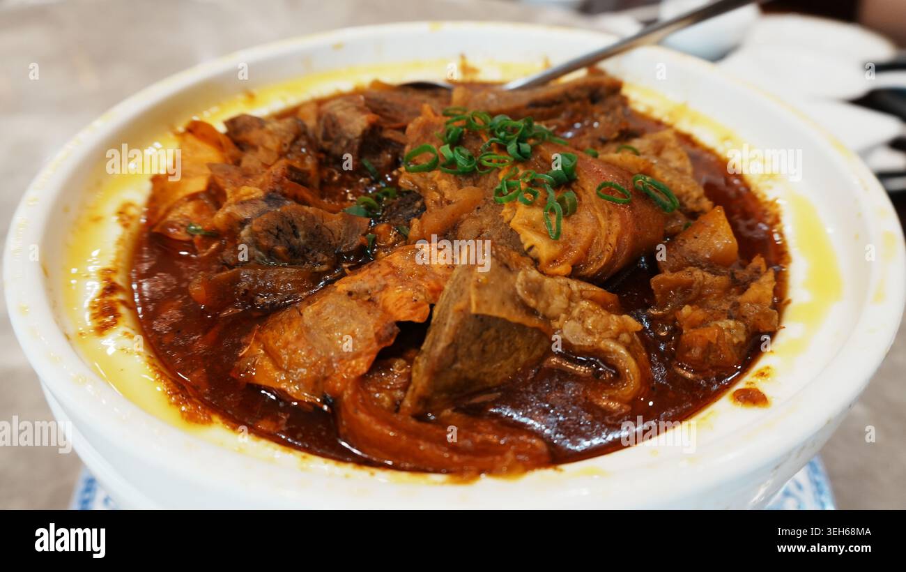 Geschmorte Rindfleischstücke in Rich Brown Sauce Stockfoto