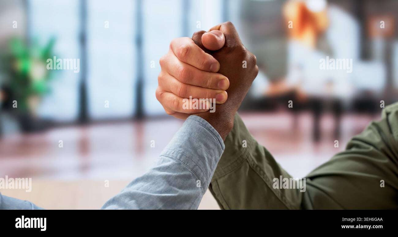 Zwei Starke Geschäftsleute Treten Heftig An Einer Intensiven Armwrestling Challenge An. Stockfoto