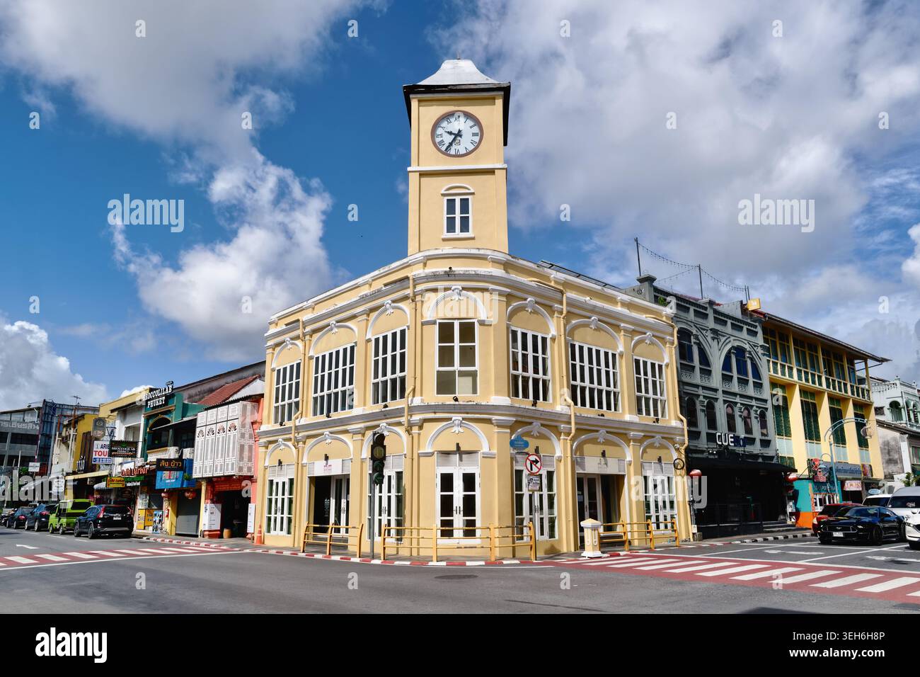 Das Wahrzeichen Phromthep Clocktower in der Altstadt von Phuket Town auf der Insel Phuket, Thailand, das berühmteste Gebäude der Stadt Stockfoto