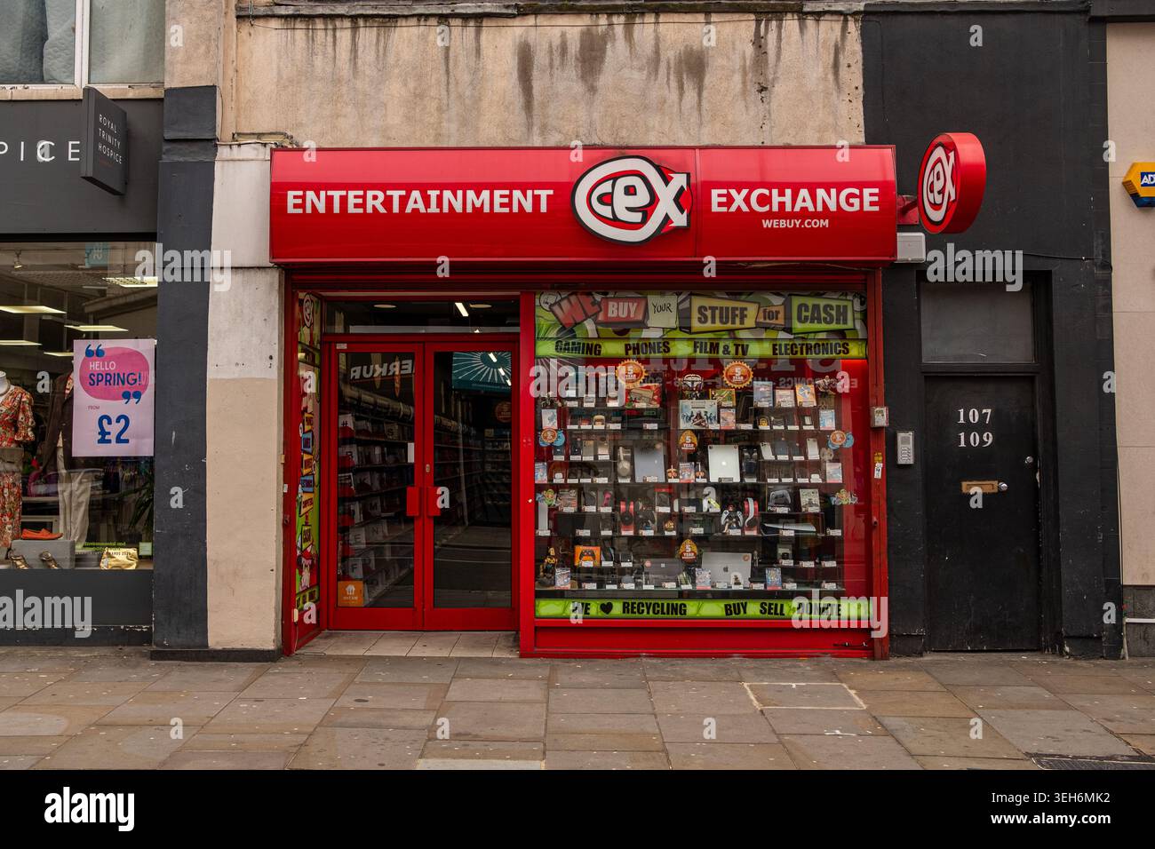 LONDON – 1. APRIL 2026: KING STREET HAMMERSMITH – cex Entertainment Exchange, Elektronikspiele Stockfoto