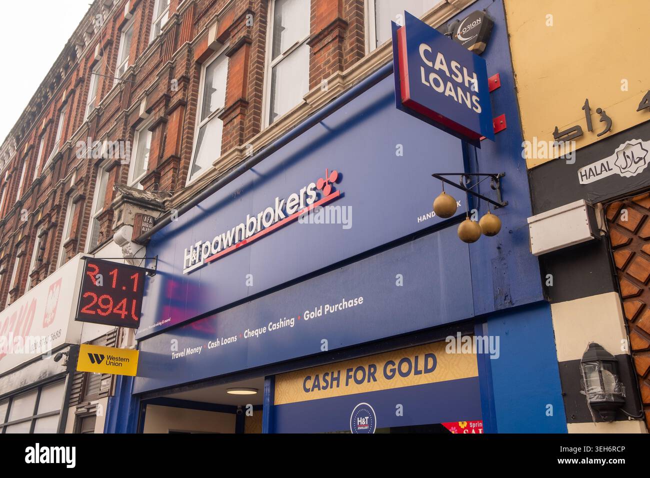 LONDON – 10. APRIL 2026: UXBRIDGE ROAD SHEEPHERDS BUSH – H&T Pfandmakler Bargeld für Gold und Kredite Stockfoto